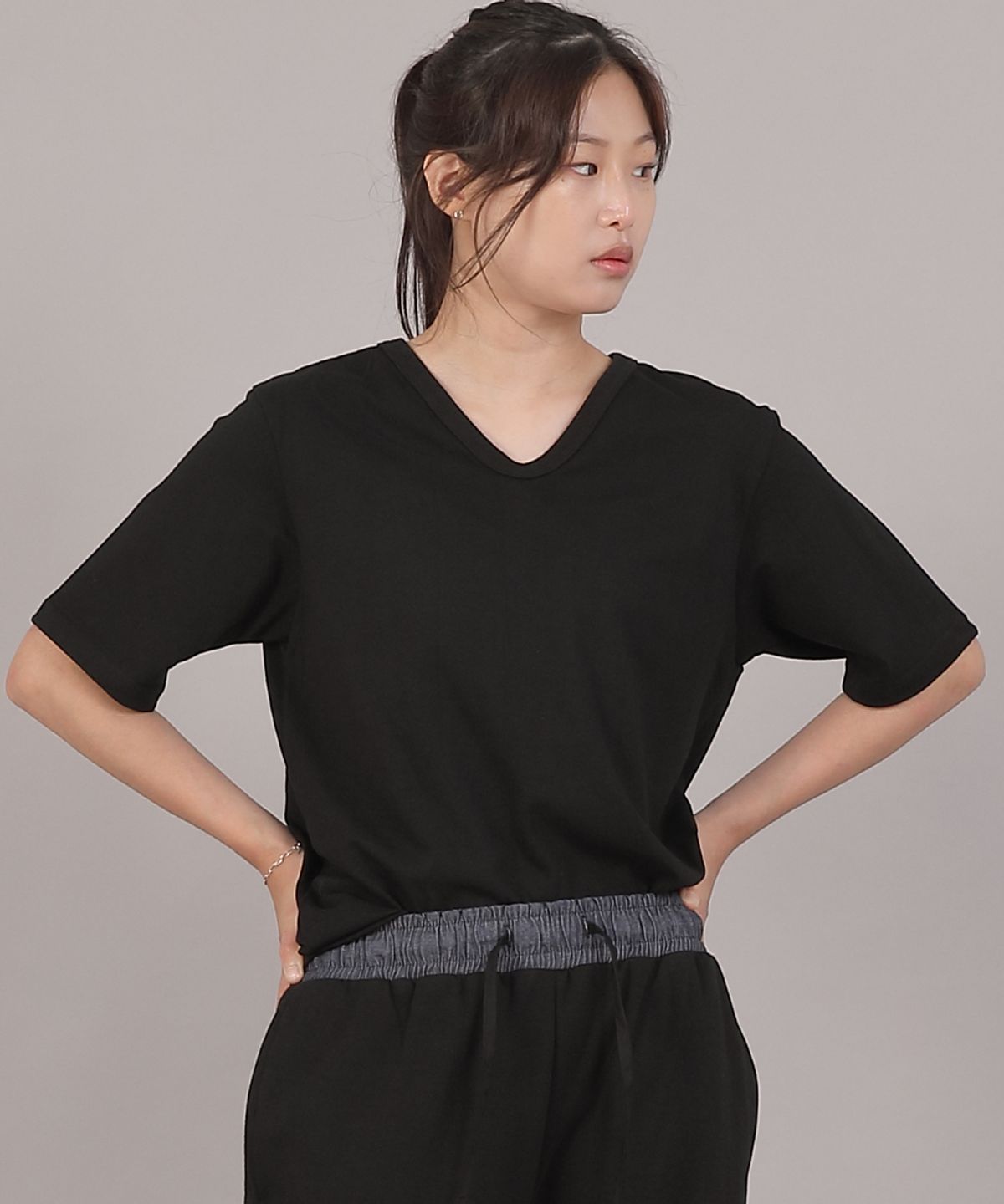 세인트크루(SAINTCREW) 미니멀 소프트 V넥 반팔티셔츠 VSR-8A08 블랙