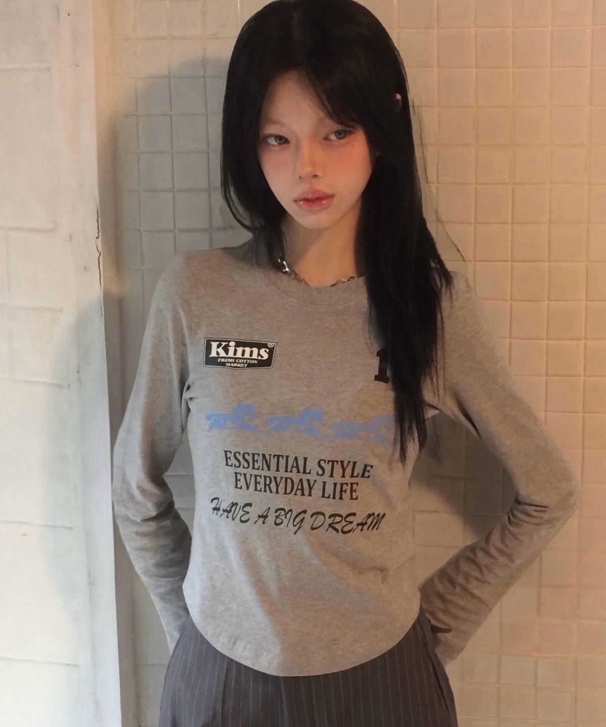 킴스 프레시 코튼 마켓(KIMS FRESH COTTON MARKET) (Unisex) Three Horse Logo LS Tee Grey