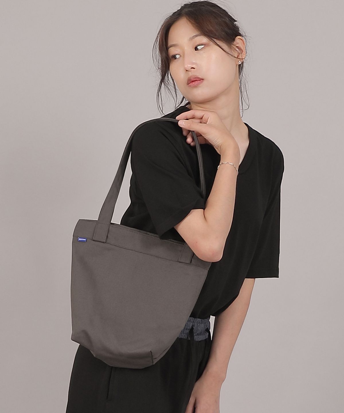 세인트크루(SAINTCREW) 포켓리스 트래페즈 에코백 EPL-166 다크그레이M