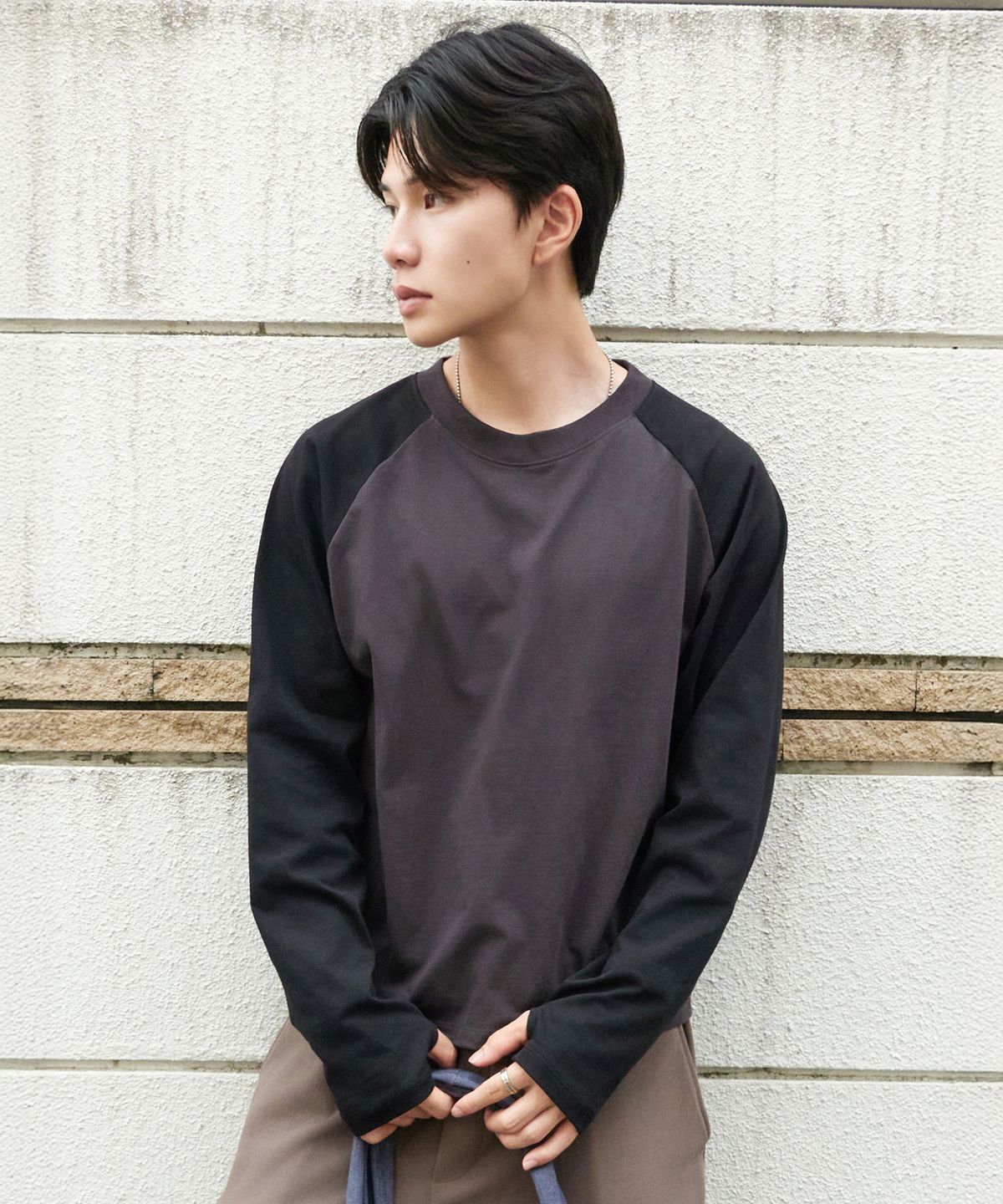 제로(XERO) 코어 핑거 홀 배색 래글런 티셔츠 [차콜]