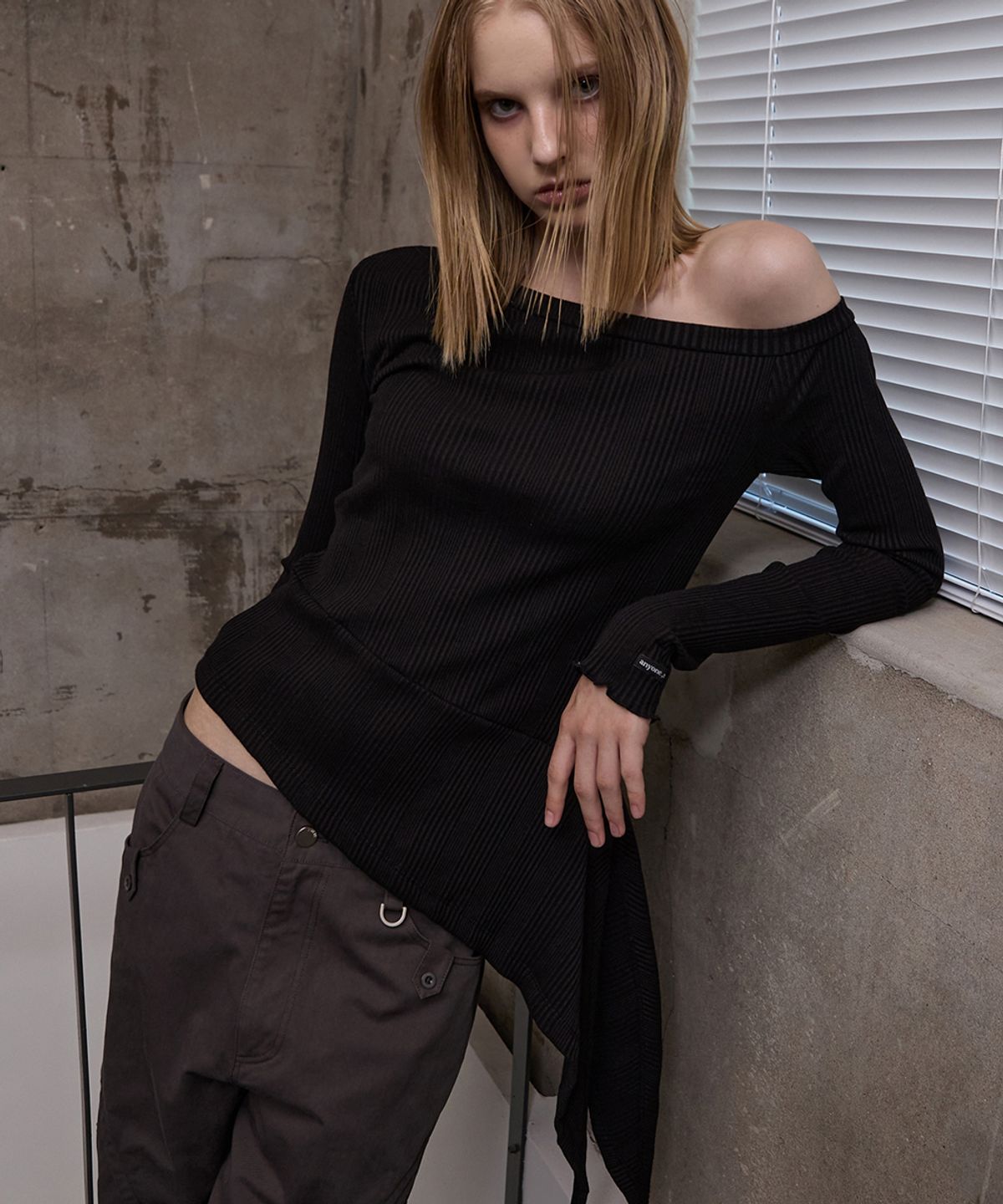 렌세(RENSE) One Shoulder Slit Tee Black