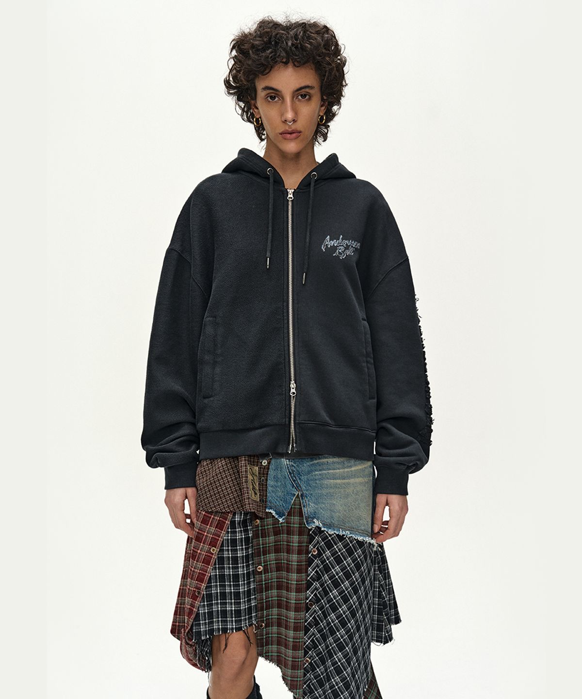 앤더슨벨(ADSB ANDERSSON BELL) (ESSENTIAL) UNISEX PATCHWORK LIQUID LOGO HOOD ZIP-UP (CHARCOAL)