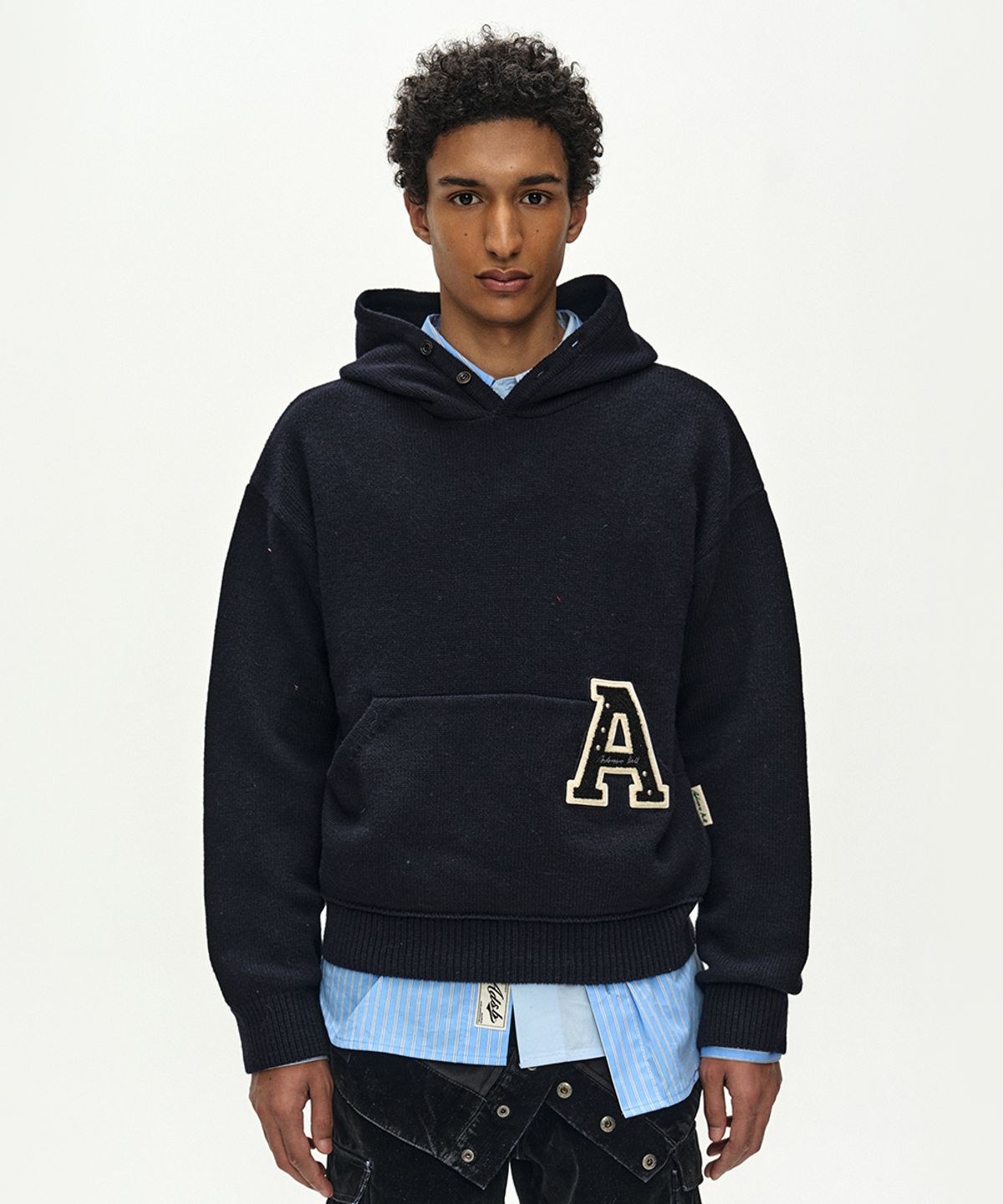 앤더슨벨(ADSB ANDERSSON BELL) (ESSENTIAL) UNISEX VARSITY PATCH HOODIE (DARK NAVY)
