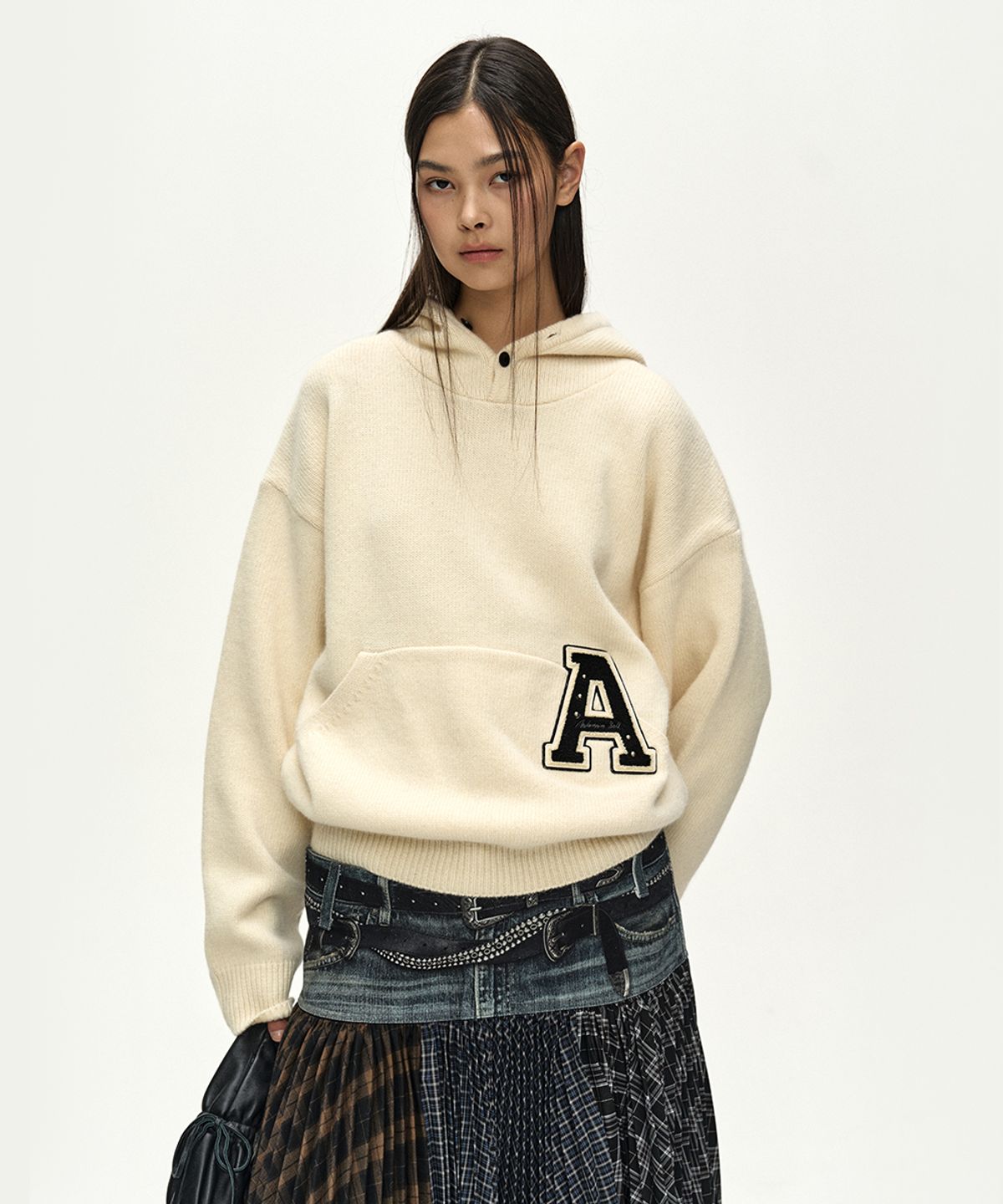 앤더슨벨(ADSB ANDERSSON BELL) (ESSENTIAL) UNISEX VARSITY PATCH HOODIE (CREAM)