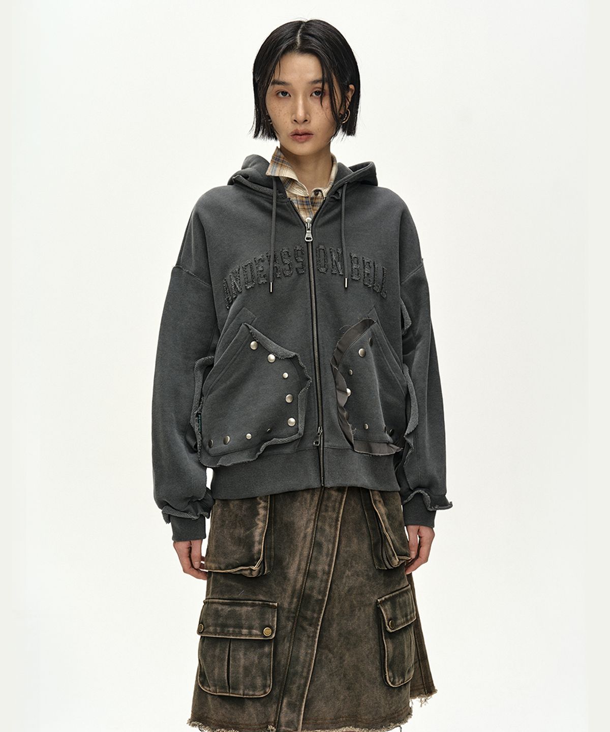 앤더슨벨(ADSB ANDERSSON BELL) RAW-CUT STUDDED ZIP-UP HOODIE (CHARCOAL)
