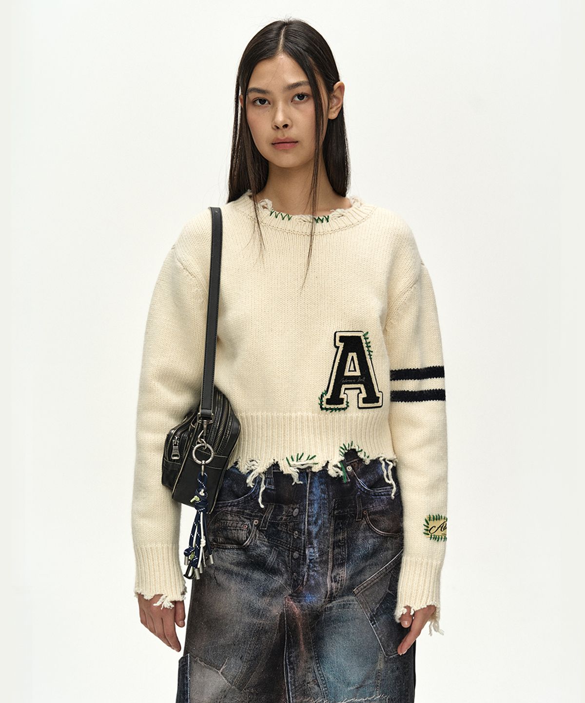 앤더슨벨(ADSB ANDERSSON BELL) (ESSENTIAL) DISTRESSED VARSITY PATCH SWEATER (CREAM)