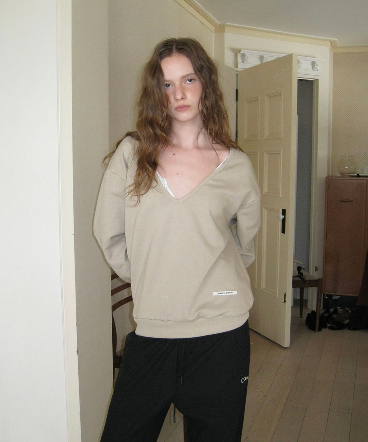어패럴아카이브(APPAREL ARCHIVE) Hines deep v-neck sweatshirt - Beige