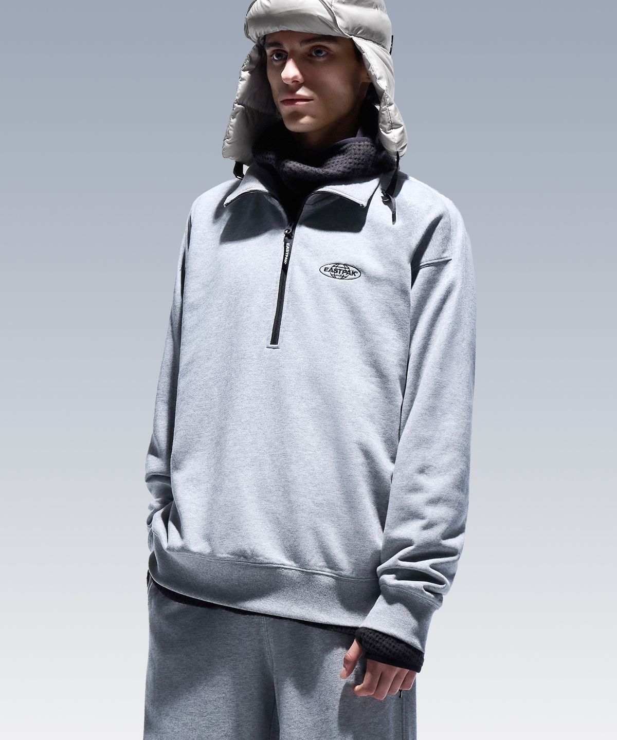 이스트팩(EASTPAK) 로고 하프 집업 스웨트셔츠 Medium Grey Melange