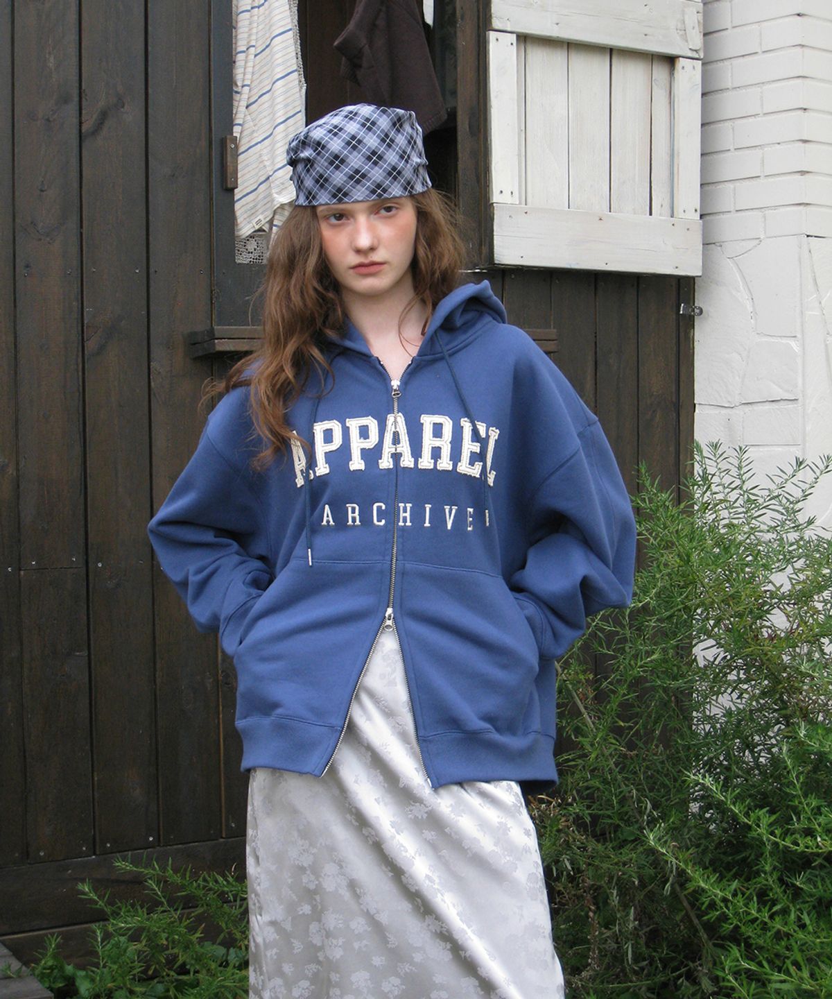 어패럴아카이브(APPAREL ARCHIVE) Mei patch hoodie zip-up - Cobalt blue