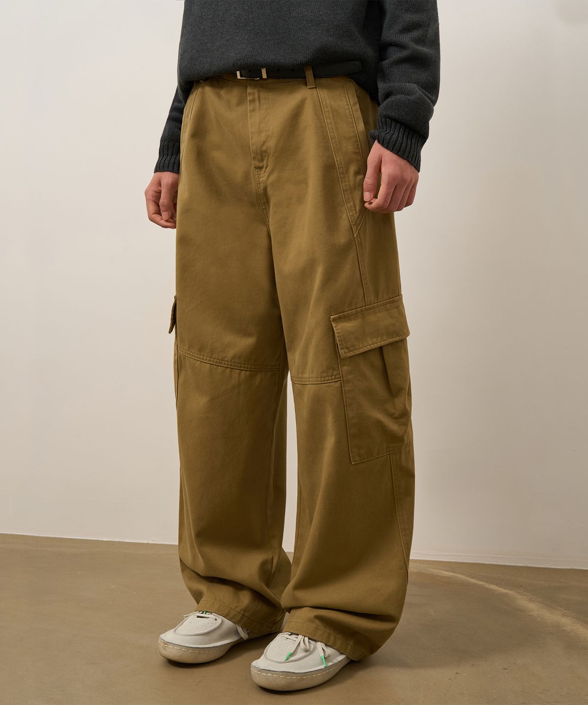 토피(TOFFEE) 커브드 절개 카고 팬츠 (BEIGE)