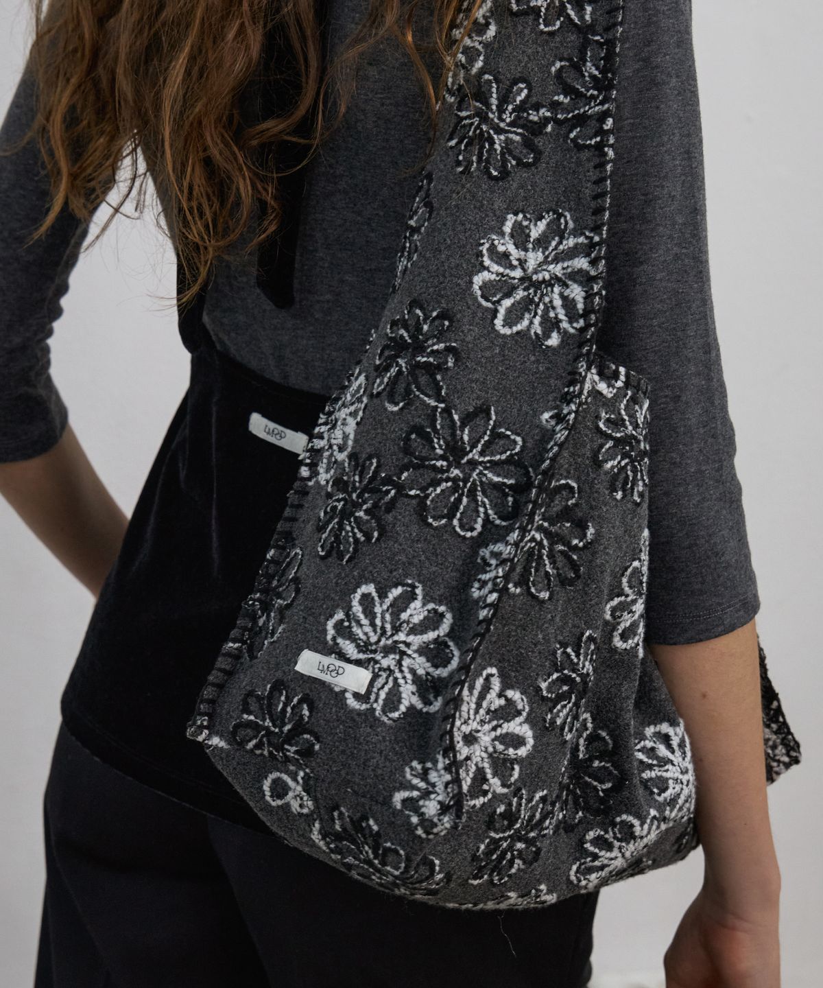 엘무드 우먼(LMOOD WOMEN) NANA Felt Hobo Bag Grey