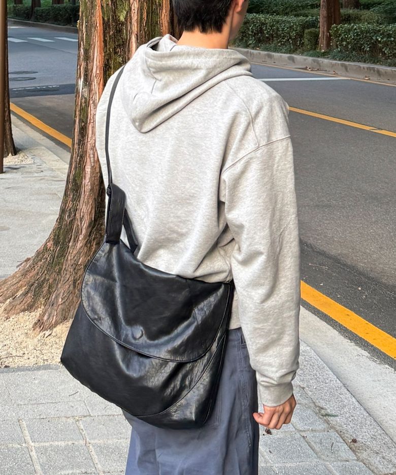 링클 텍스쳐 호보 백_블랙