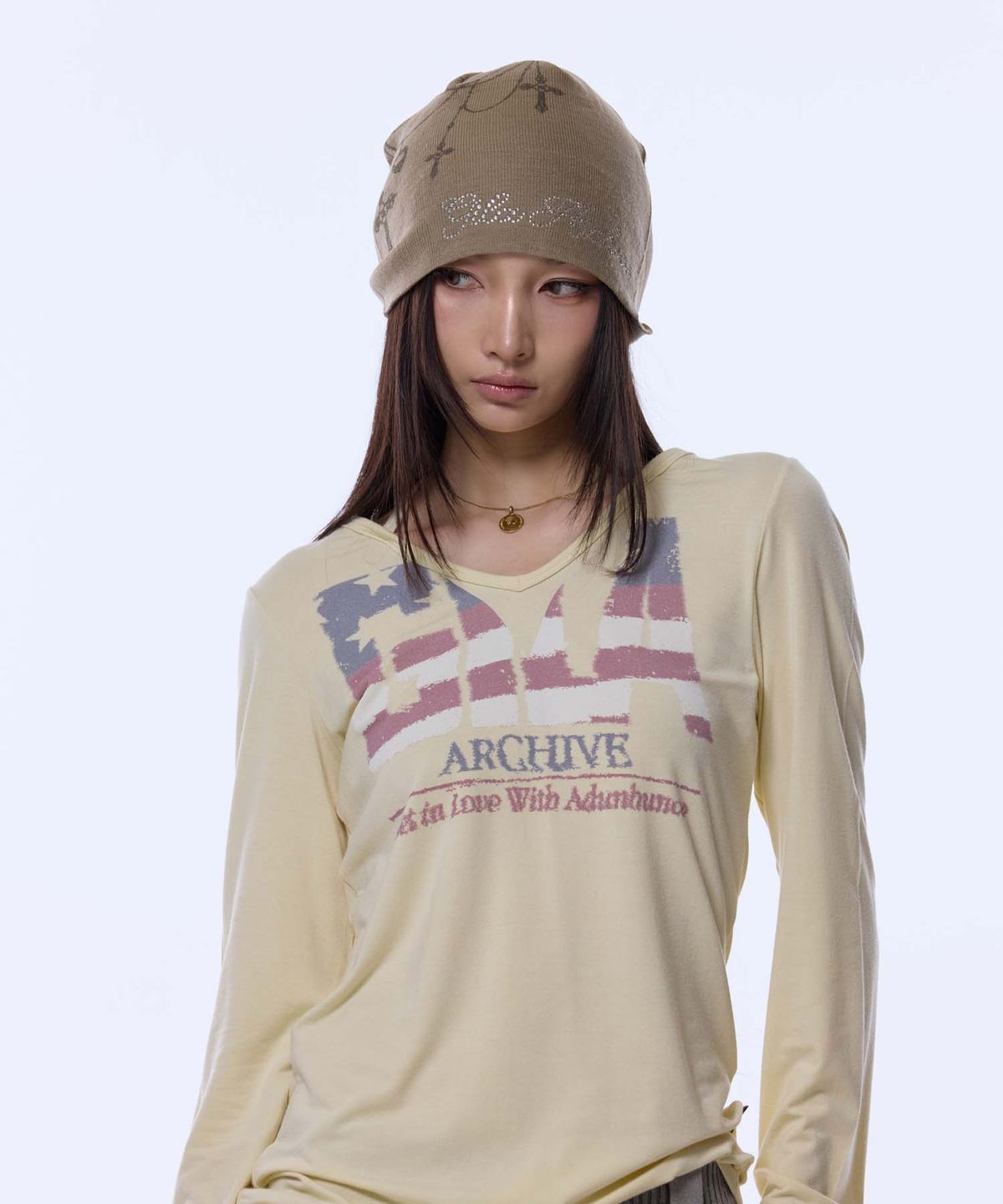 길라아카이브(GILAARCHIVE) NECKLACE SMALL LOGO BEANIE_BEIGE