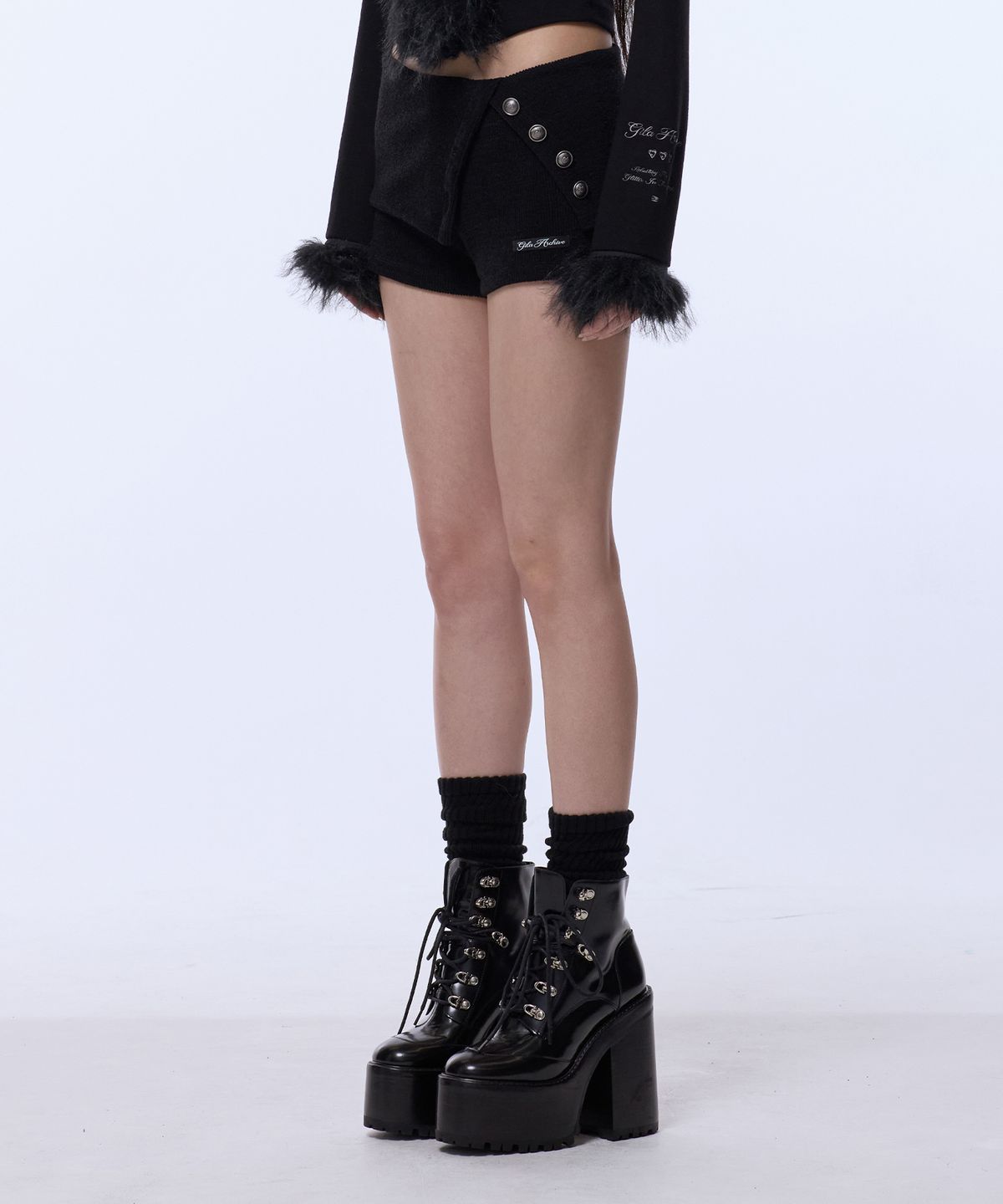 길라아카이브(GILAARCHIVE) 4-BUTTON KNIT SHORTS_BLACK