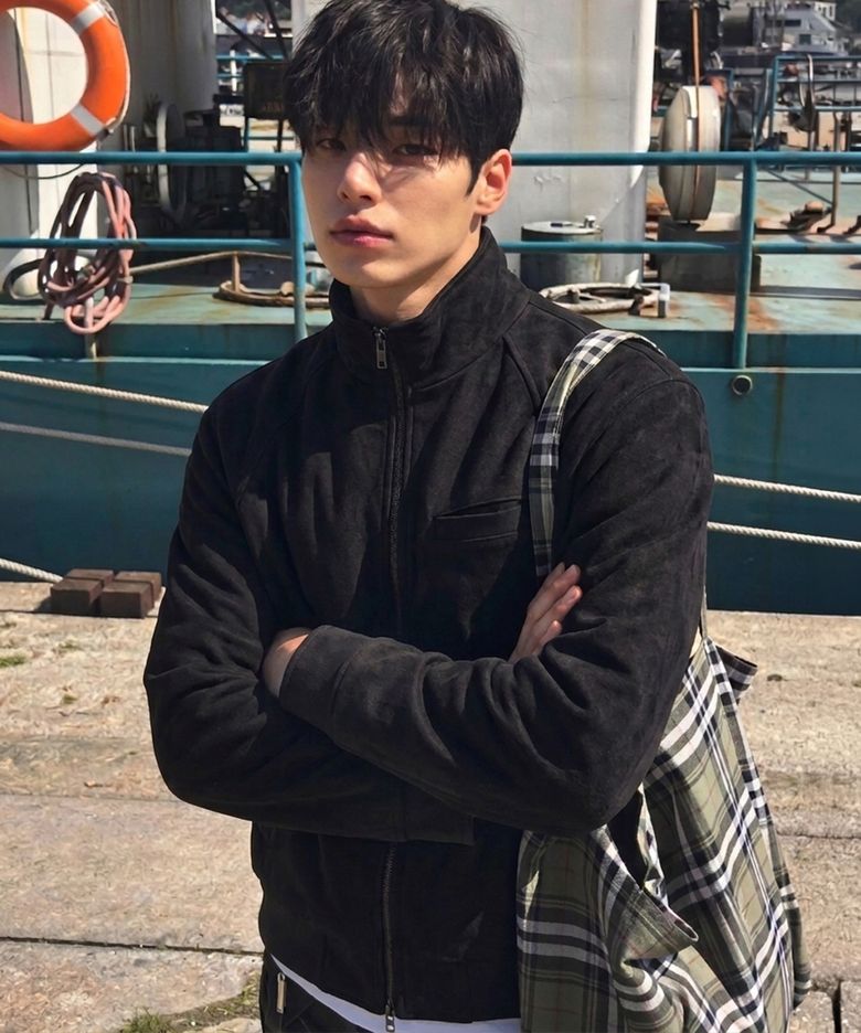 하이넥 스웨이드 재킷_블랙