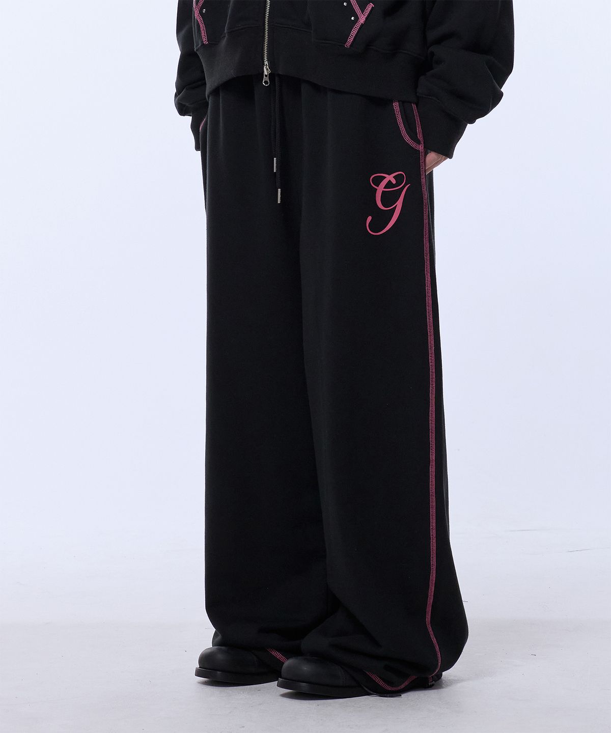 길라아카이브(GILAARCHIVE) STITCHED SMALL LOGO SWEAT PANTS_BLACK