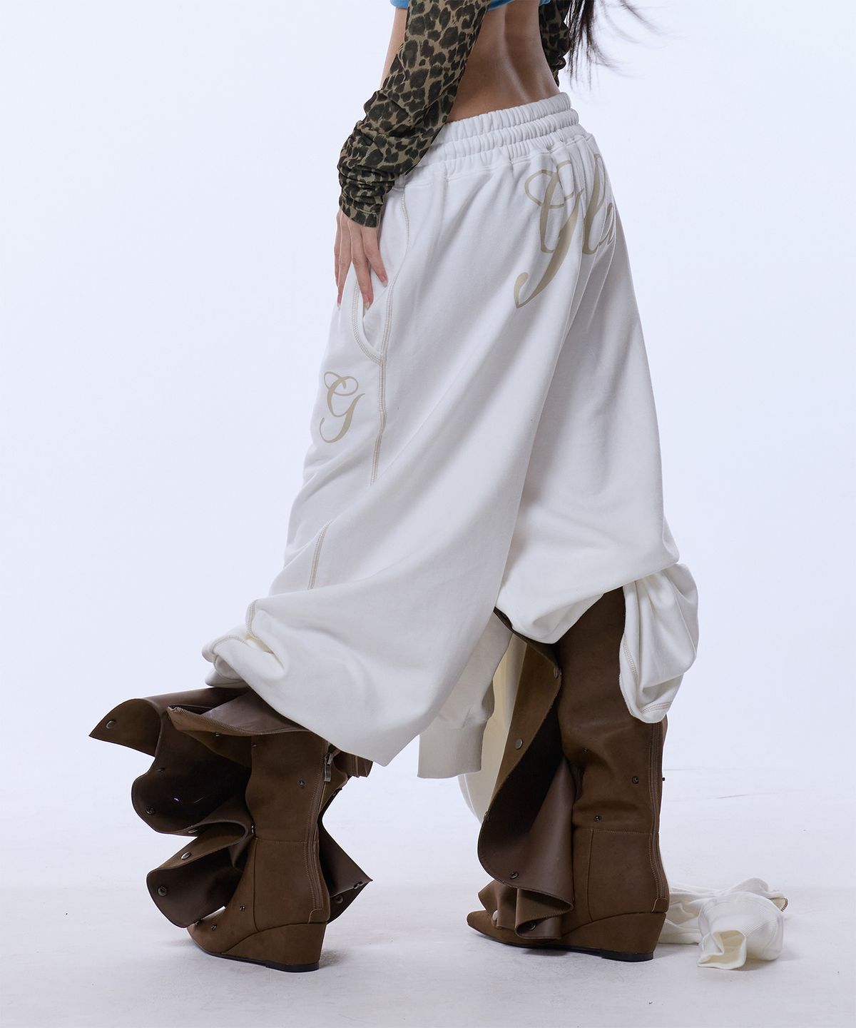 길라아카이브(GILAARCHIVE) STITCHED SMALL LOGO SWEAT PANTS_WHITE