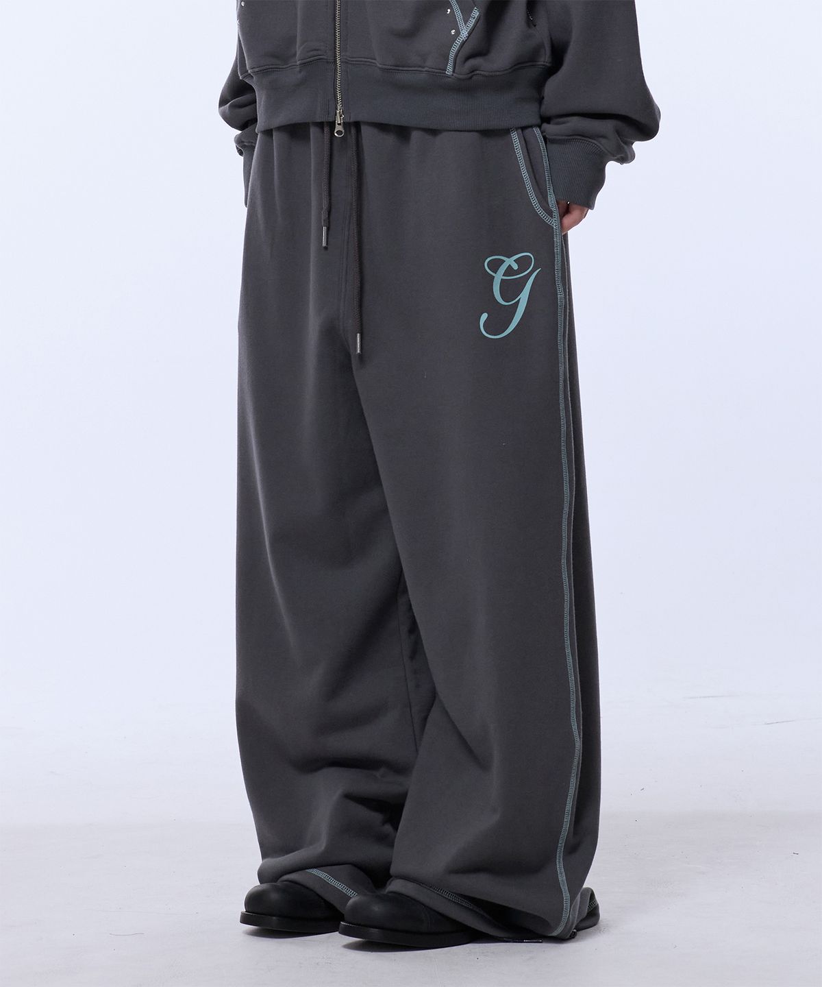 길라아카이브(GILAARCHIVE) STITCHED SMALL LOGO SWEAT PANTS_CHARCOAL