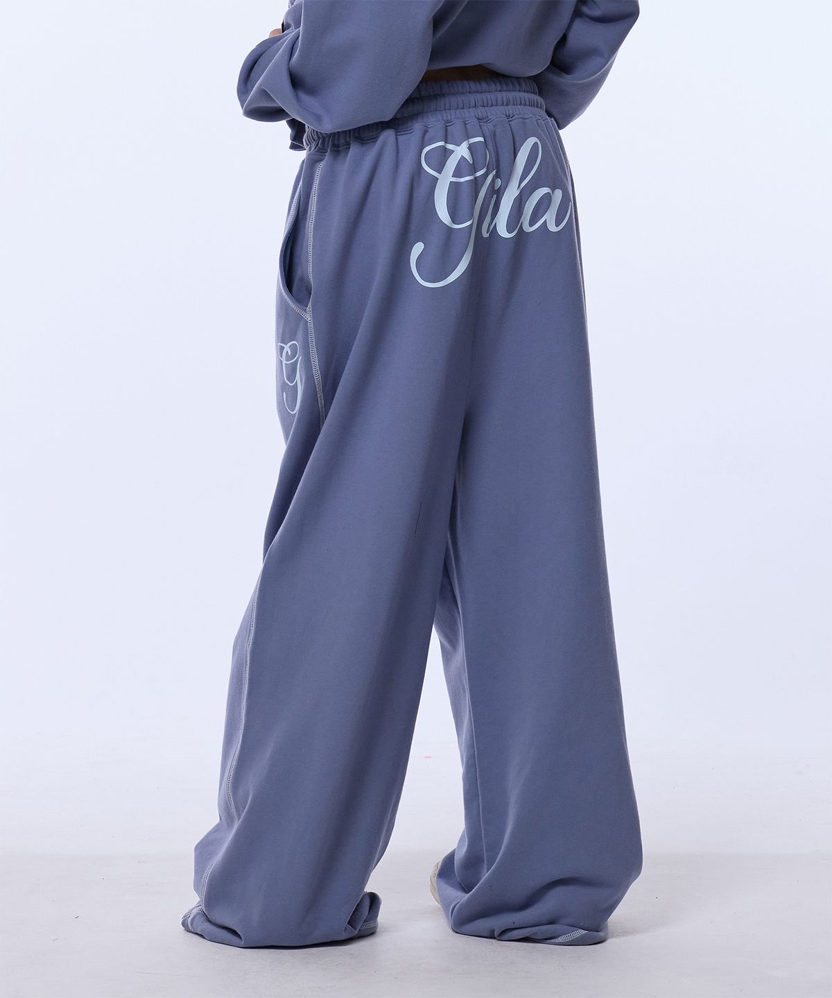 길라아카이브(GILAARCHIVE) STITCHED SMALL LOGO SWEAT PANTS_BLUE