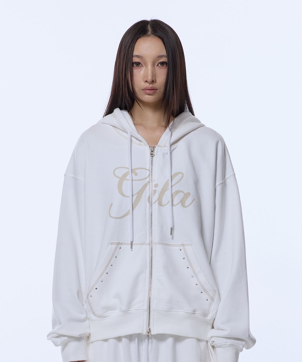 길라아카이브(GILAARCHIVE) STITCHED SMALL LOGO HOOD ZIP-UP_WHITE