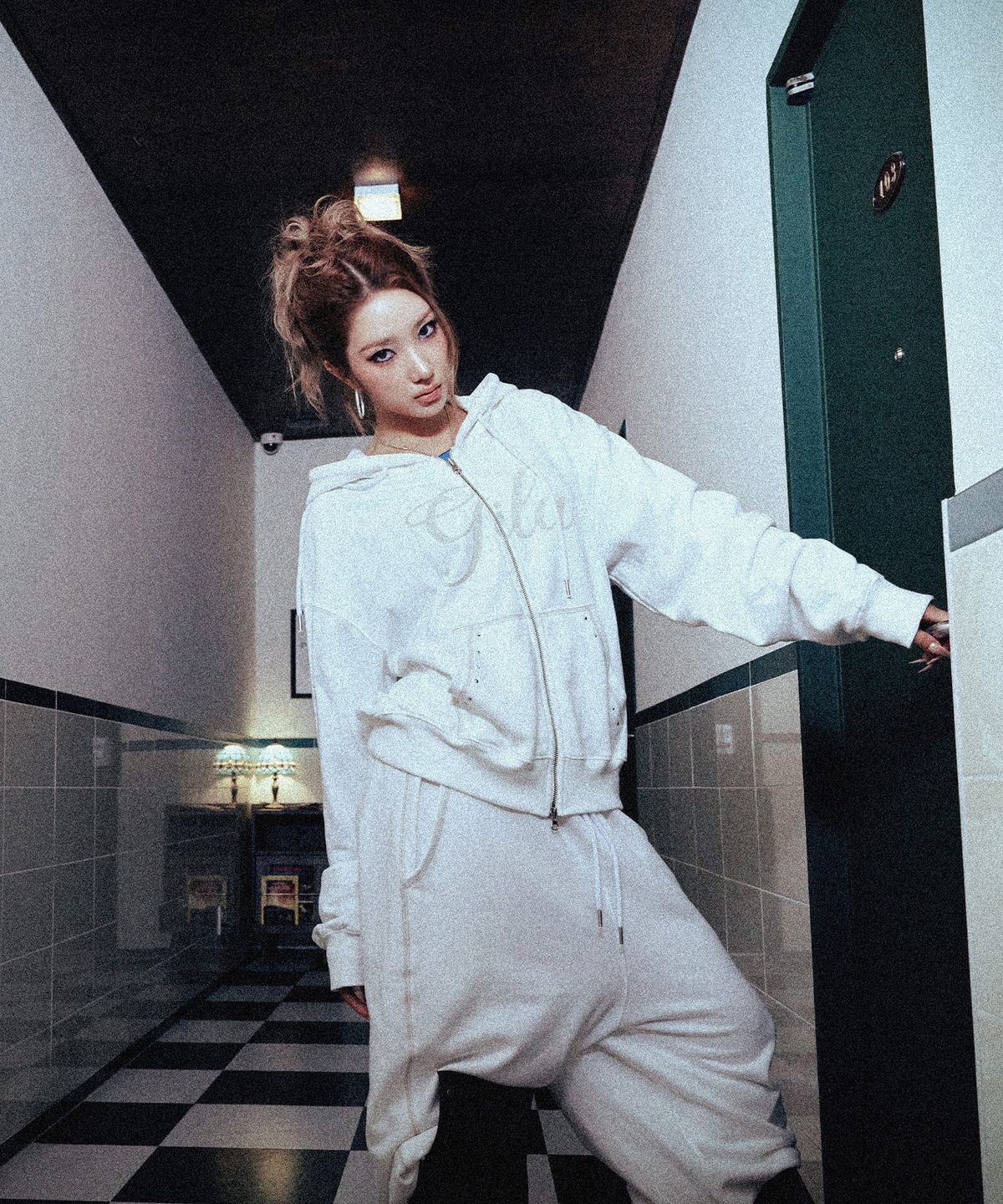 길라아카이브(GILAARCHIVE) STITCHED SMALL LOGO HOOD ZIP-UP_WHITE