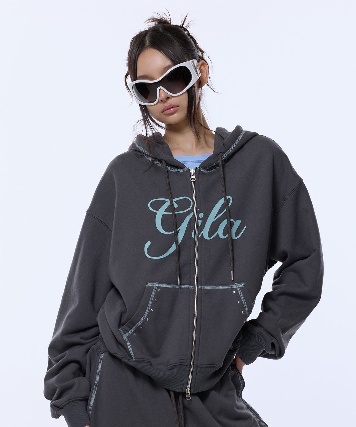 길라아카이브(GILAARCHIVE) STITCHED SMALL LOGO HOOD ZIP-UP_CHARCOAL