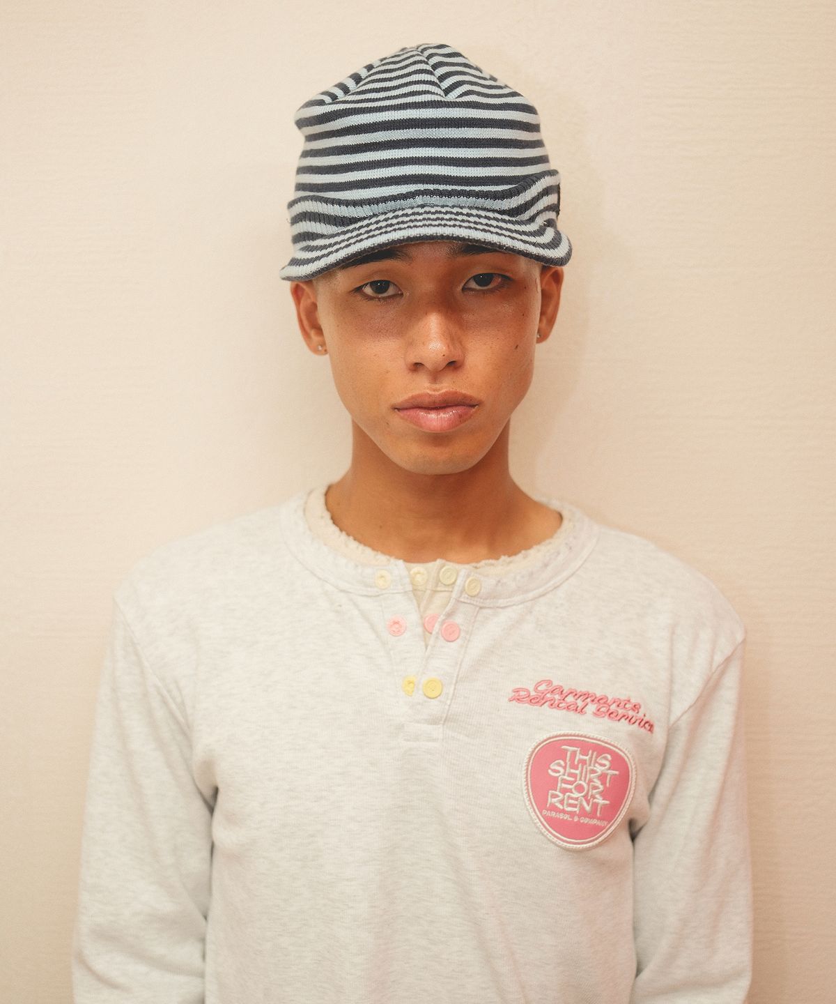가먼츠팹(GARMENTS FAB) Rented Damage Wappen Henley Neck (MELANGE WHITE)