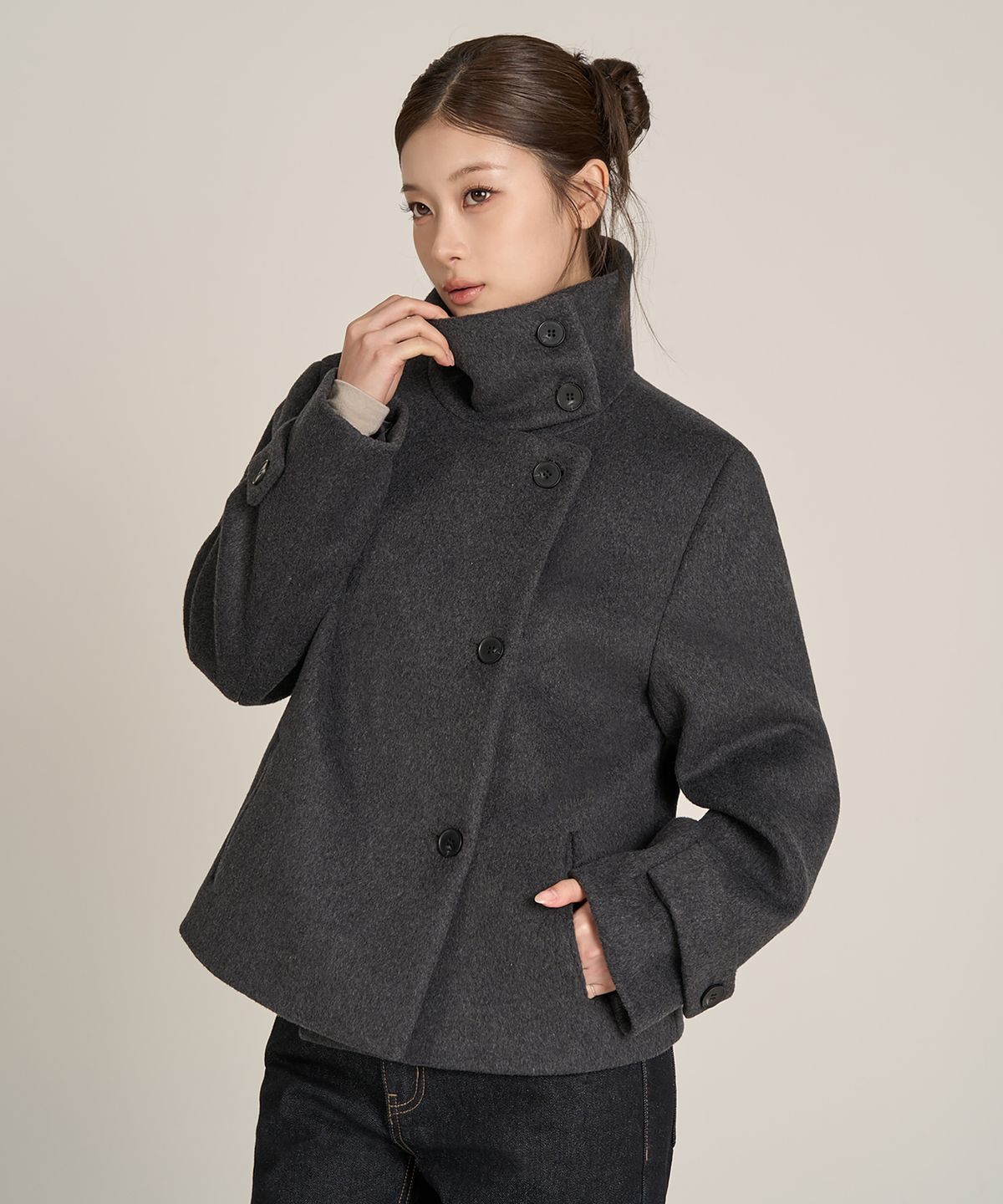 페플리(PEPLEE) Button High Neck Short Coat (Charcoal)