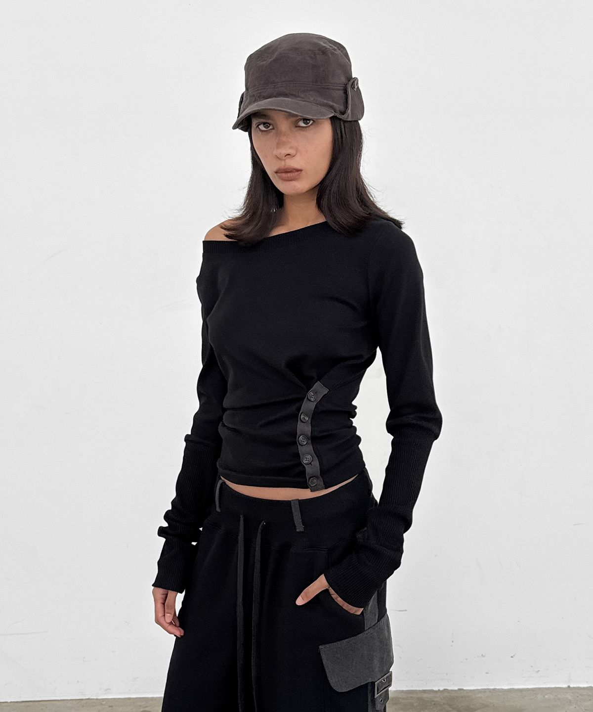 샌드릭(SANDRIC) Button Detail Tee_Black