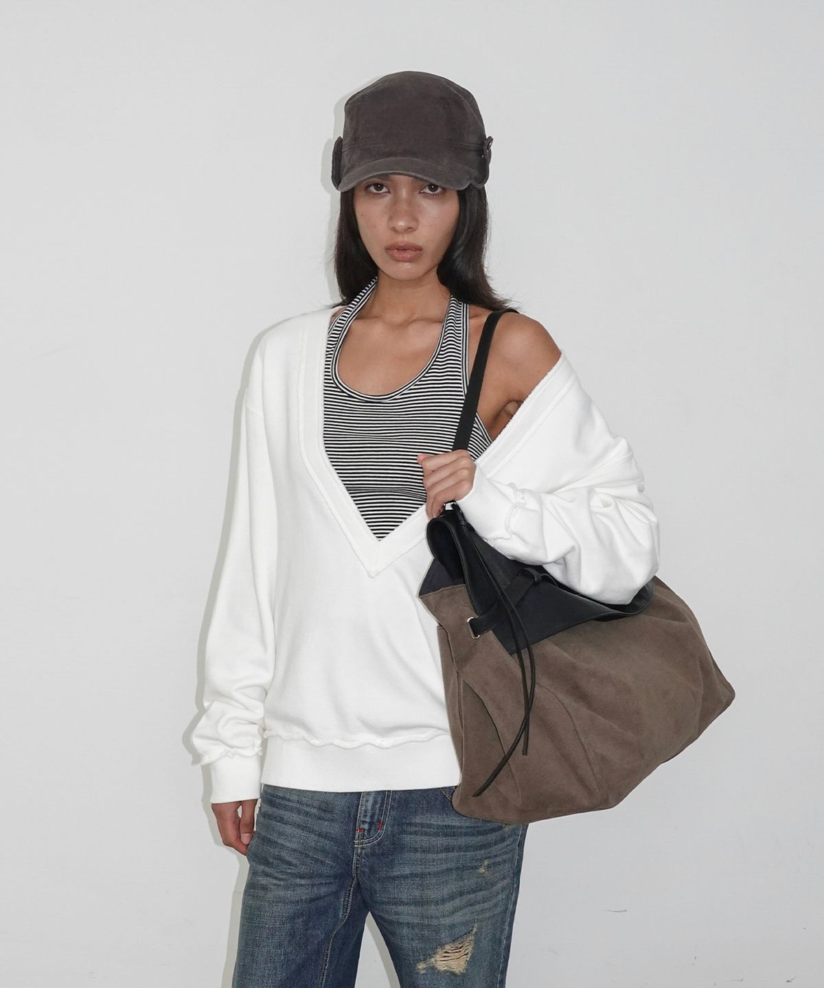 샌드릭(SANDRIC) Deep V-Neck Sweatshirt_Ivory