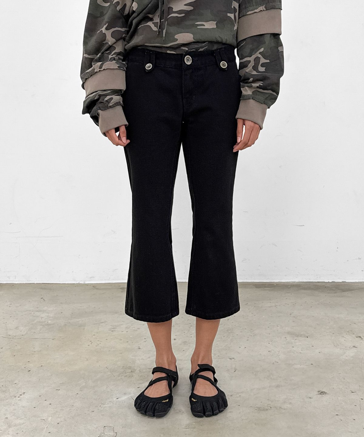 샌드릭(SANDRIC) Cropped Flare Denim_Black