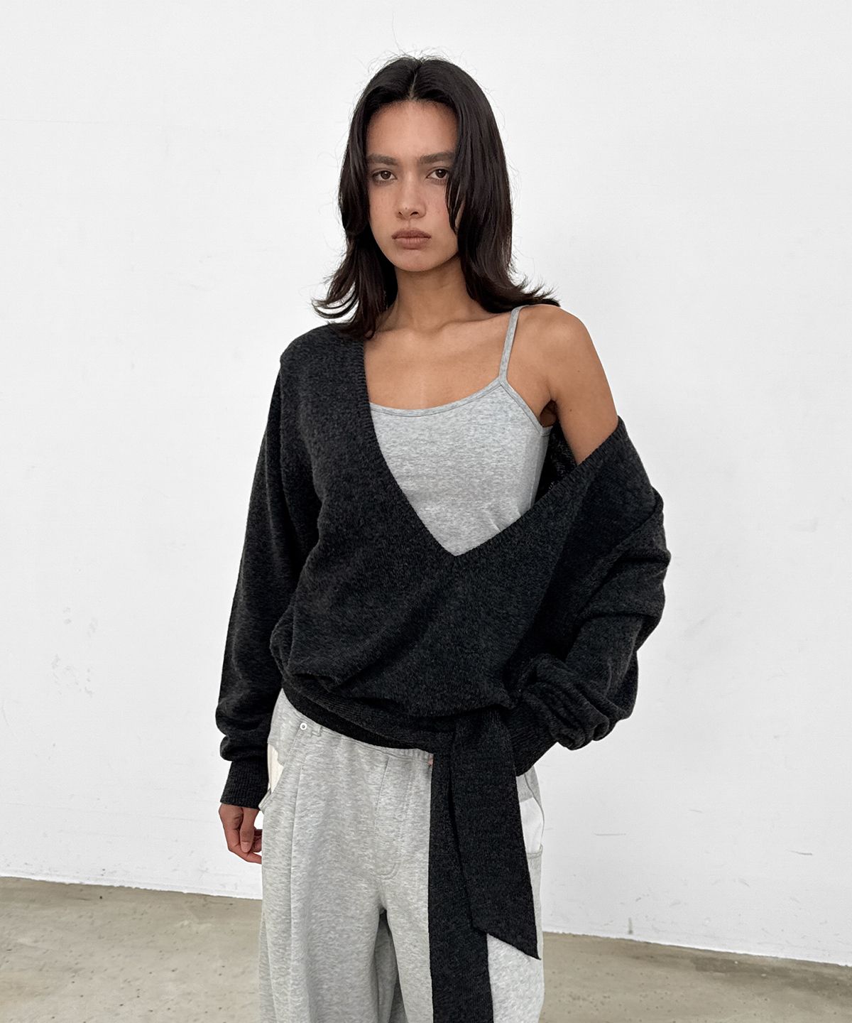 샌드릭(SANDRIC) Strap V-Neck Knit_Charcoal