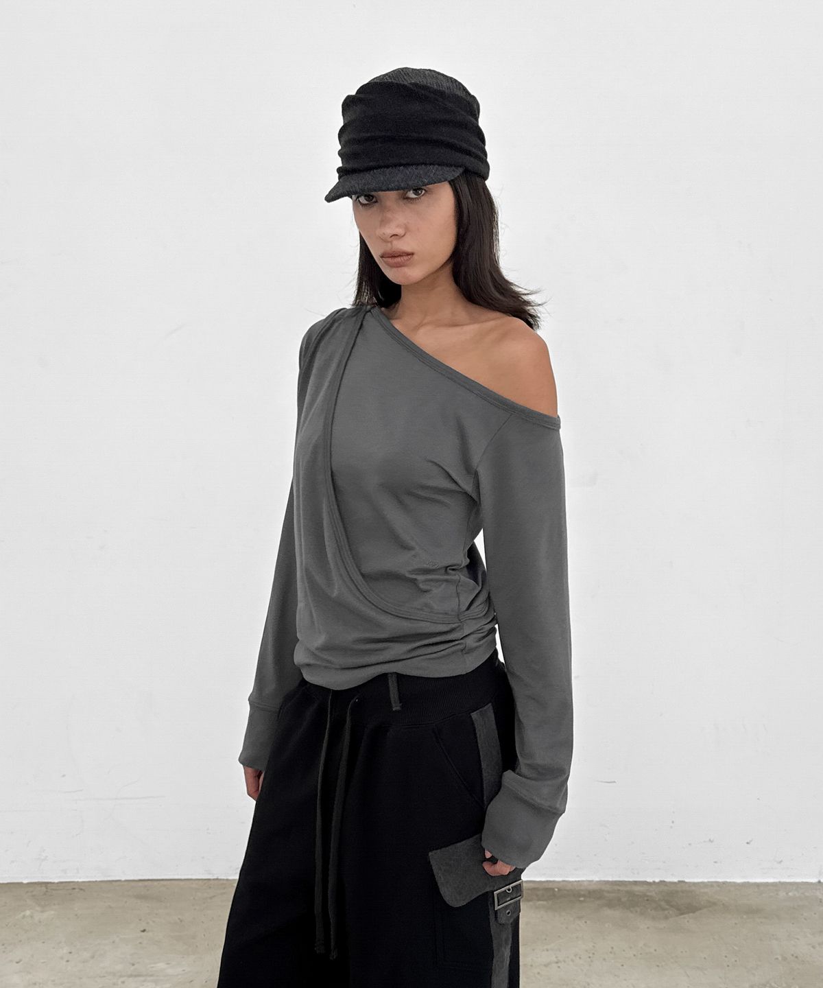 샌드릭(SANDRIC) One-Shoulder Layered Tee_Charcoal