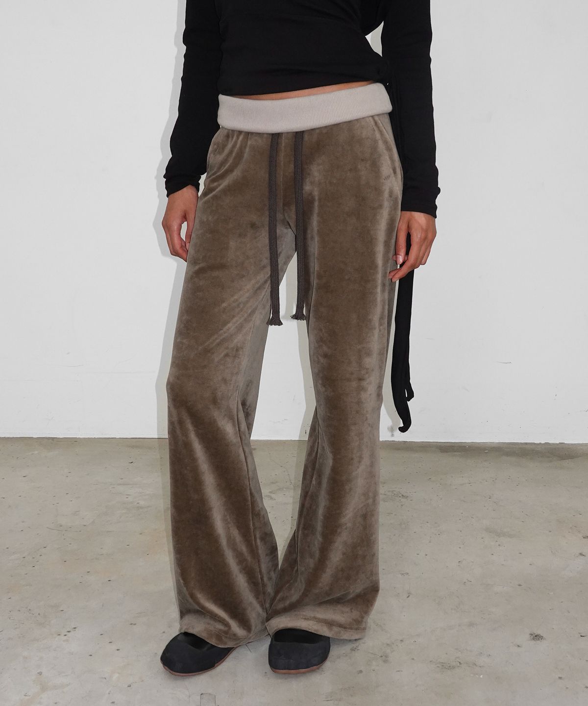 샌드릭(SANDRIC) Velvet Track pants_Khaki Brown