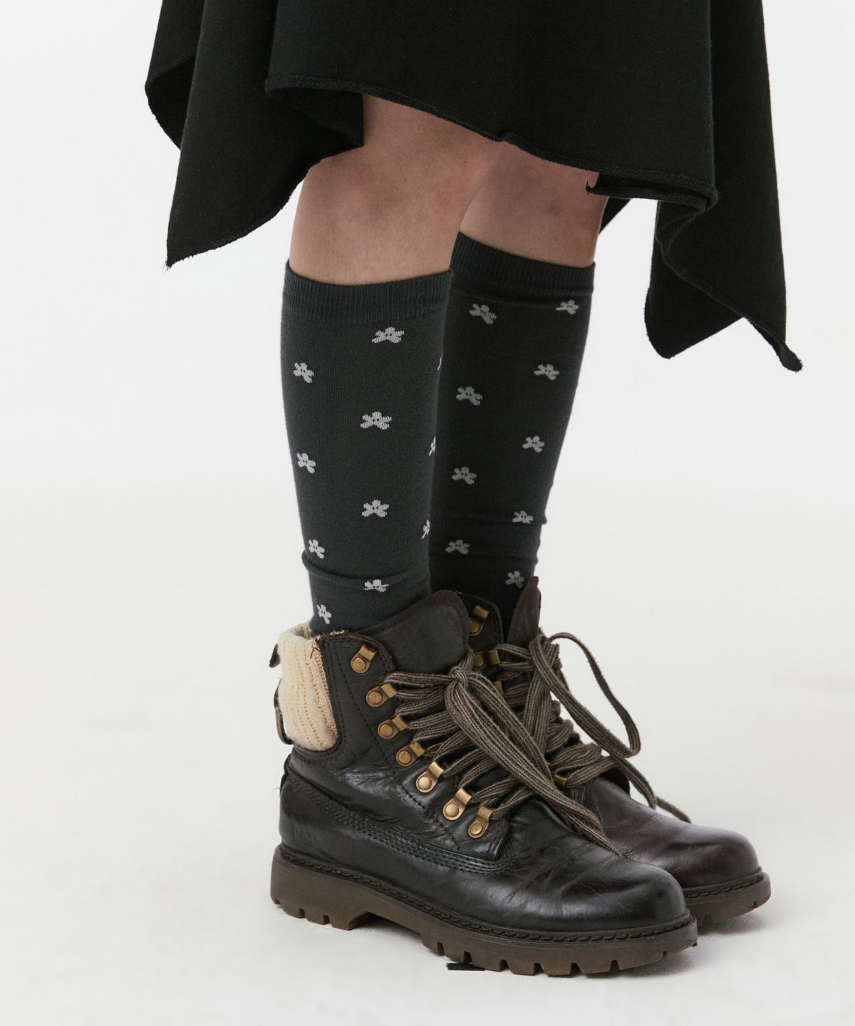 오헤시오(OHESHIO) FLORAL KNEE SOCKS, CHARCOAL