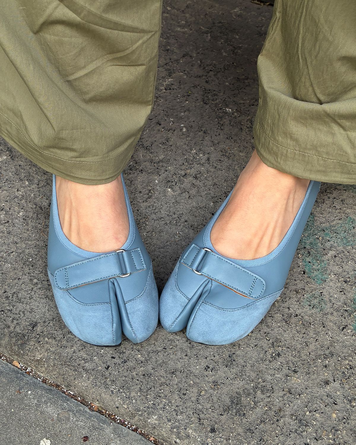 더뮤지엄비지터(THEMUSEUMVISITOR) W TABI STRAP FLAT SHOES (SKY BLUE)