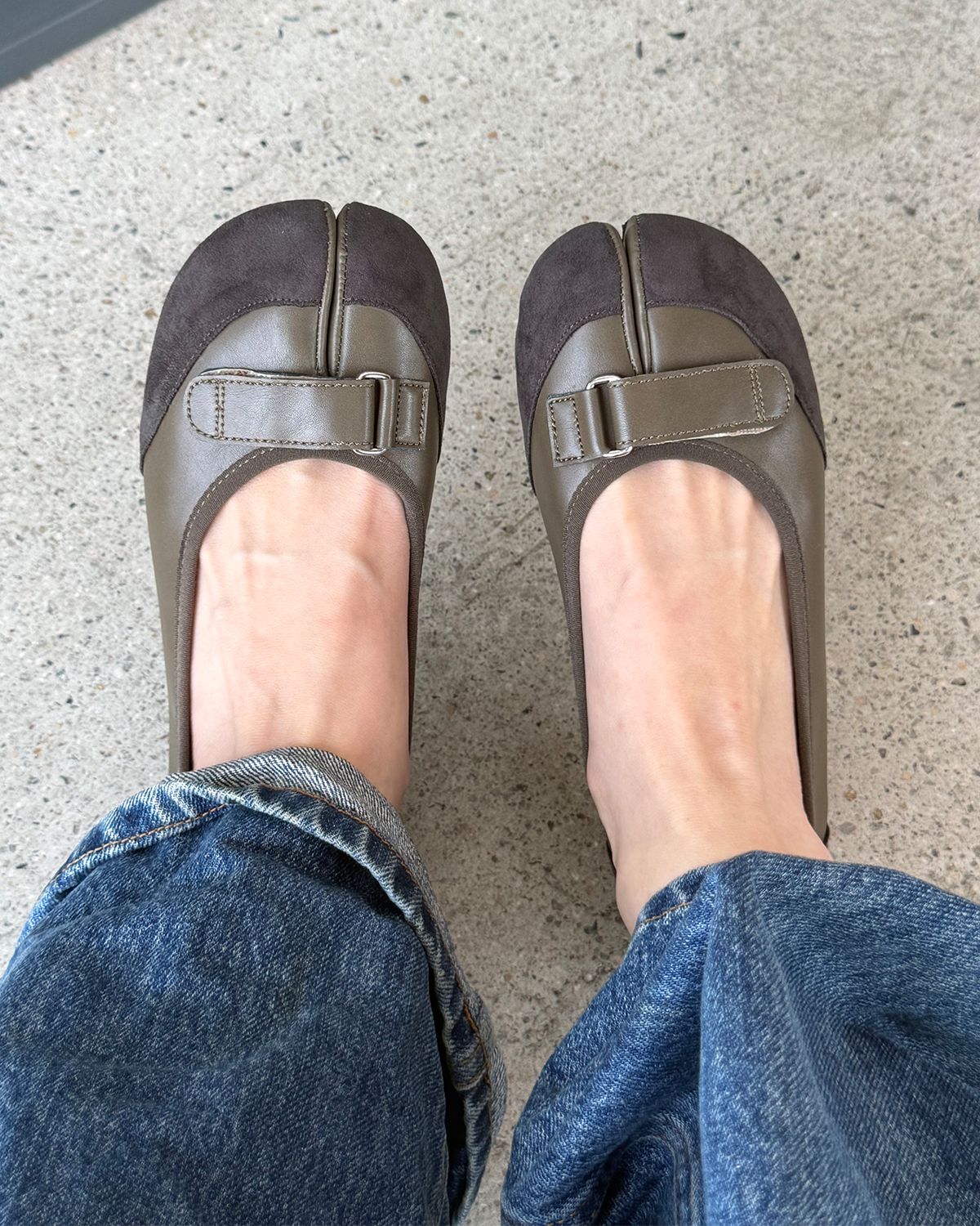 더뮤지엄비지터(THEMUSEUMVISITOR) W TABI STRAP FLAT SHOES (BROWN)