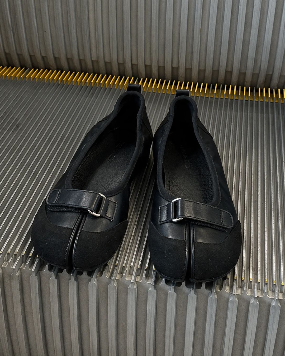 더뮤지엄비지터(THEMUSEUMVISITOR) W TABI STRAP FLAT SHOES (BLACK)