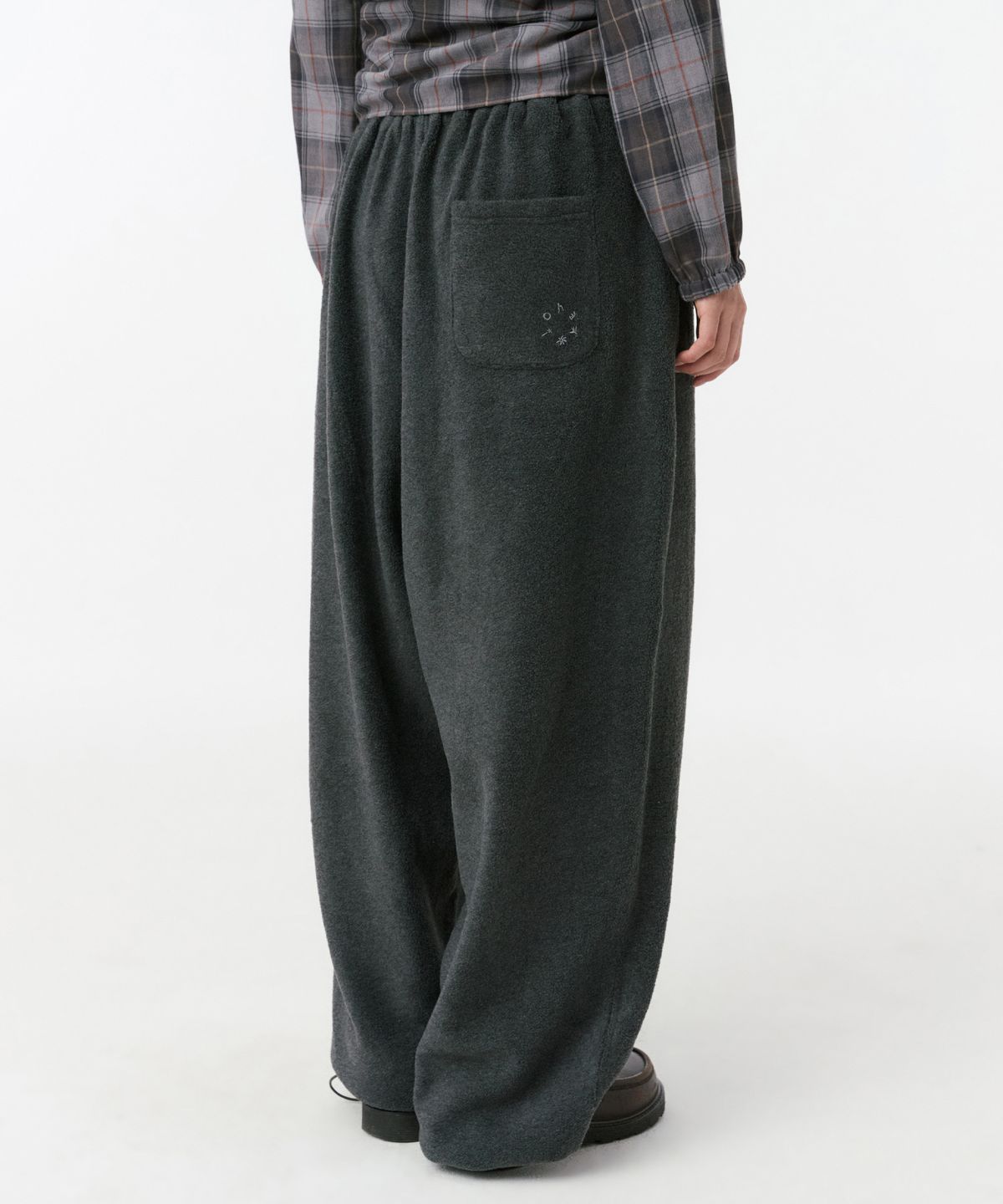 오헤시오(OHESHIO) SIGNATURE EMBROIDERY FLEECE PANTS, CHARCOAL