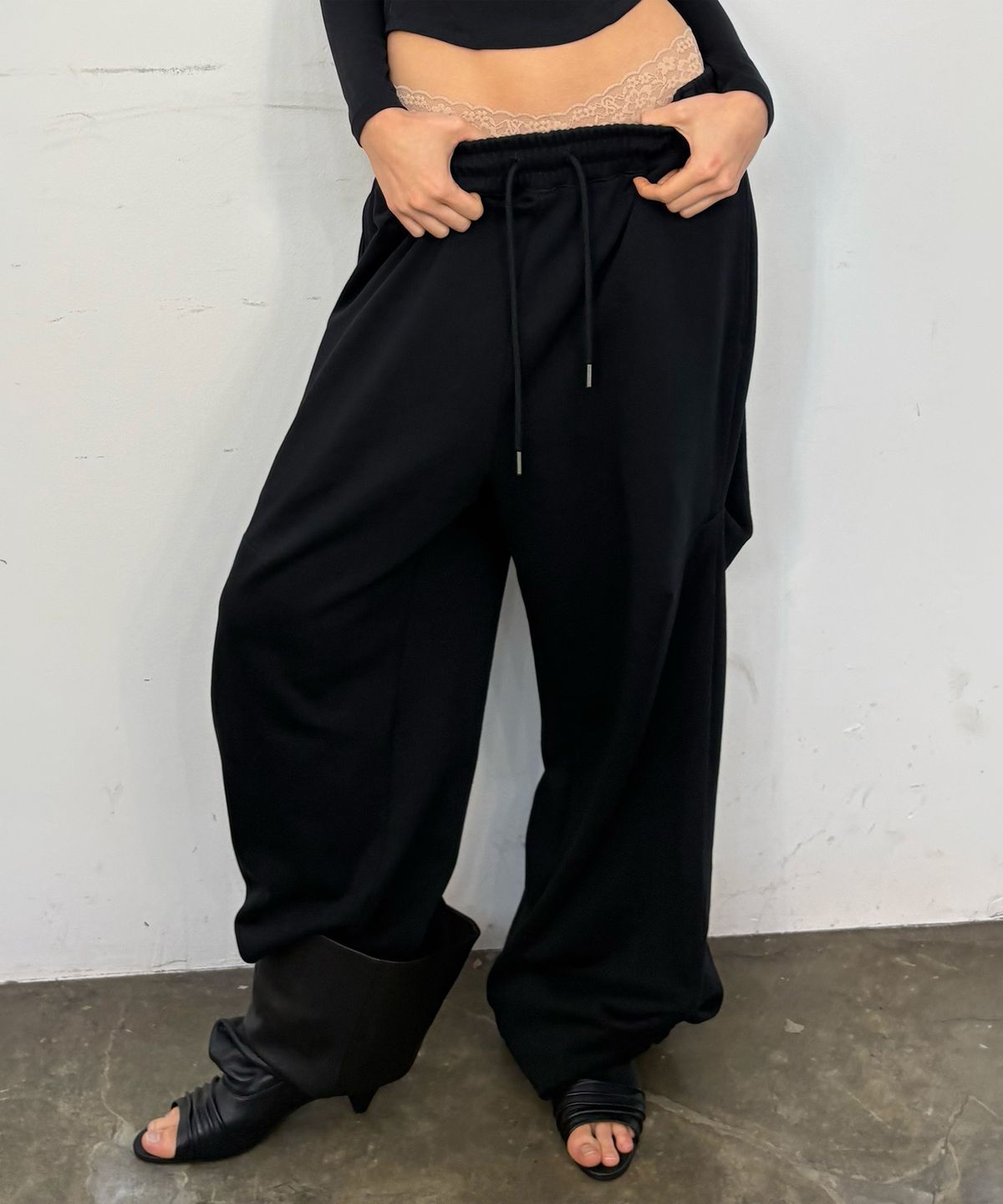 2000아카이브스(2000ARCHIVES) SLOUCHY SWEATPANTS (BLACK)
