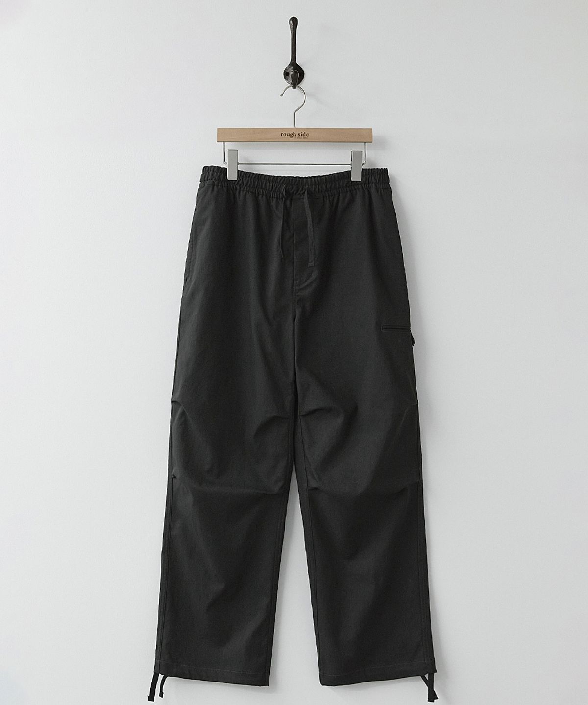 러프사이드(ROUGHSIDE) Easy Para Pants Black