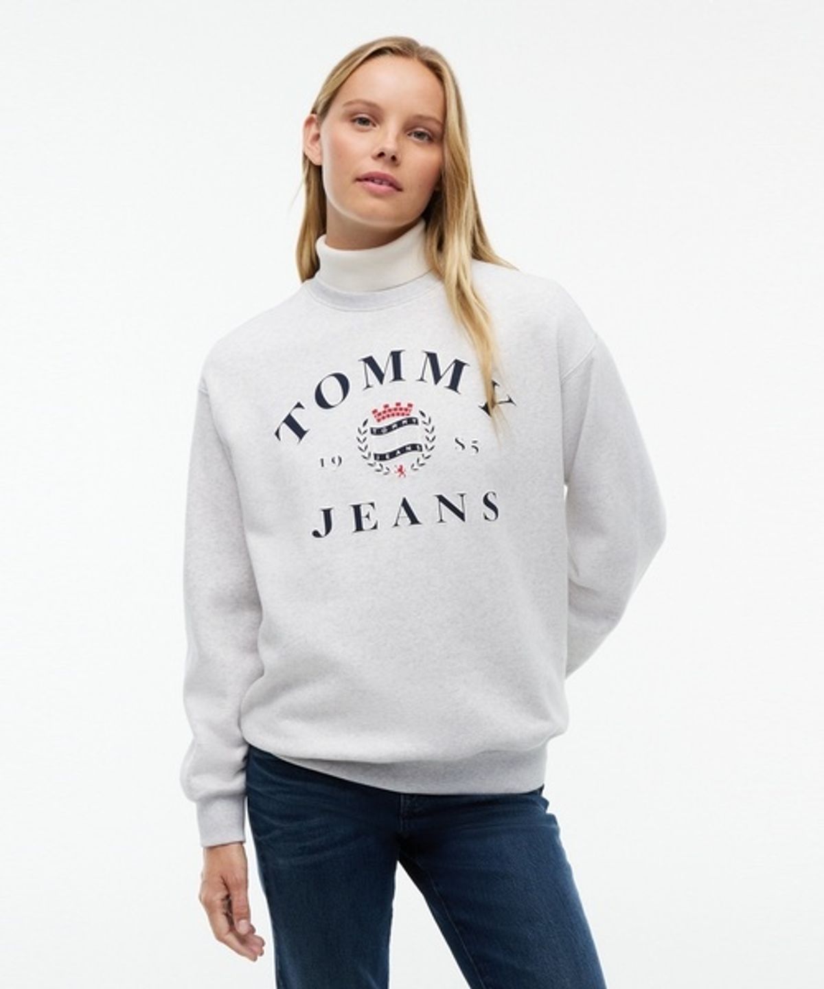 타미진스(TOMMY JEANS) 릴렉스 핏 바시티 크레스트 스웨트 셔츠