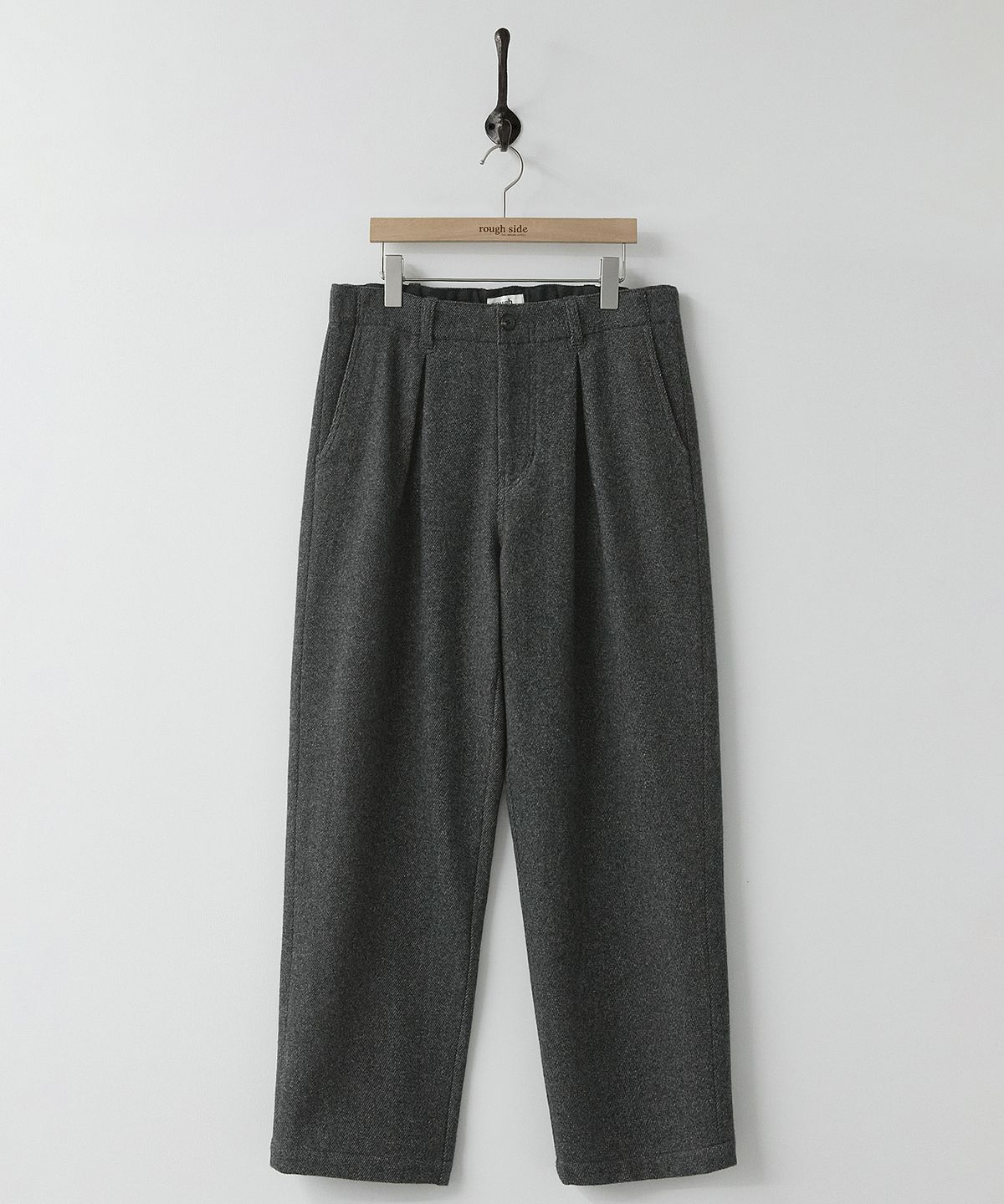 러프사이드(ROUGHSIDE) Wool Box Pleat Pants Ash Black