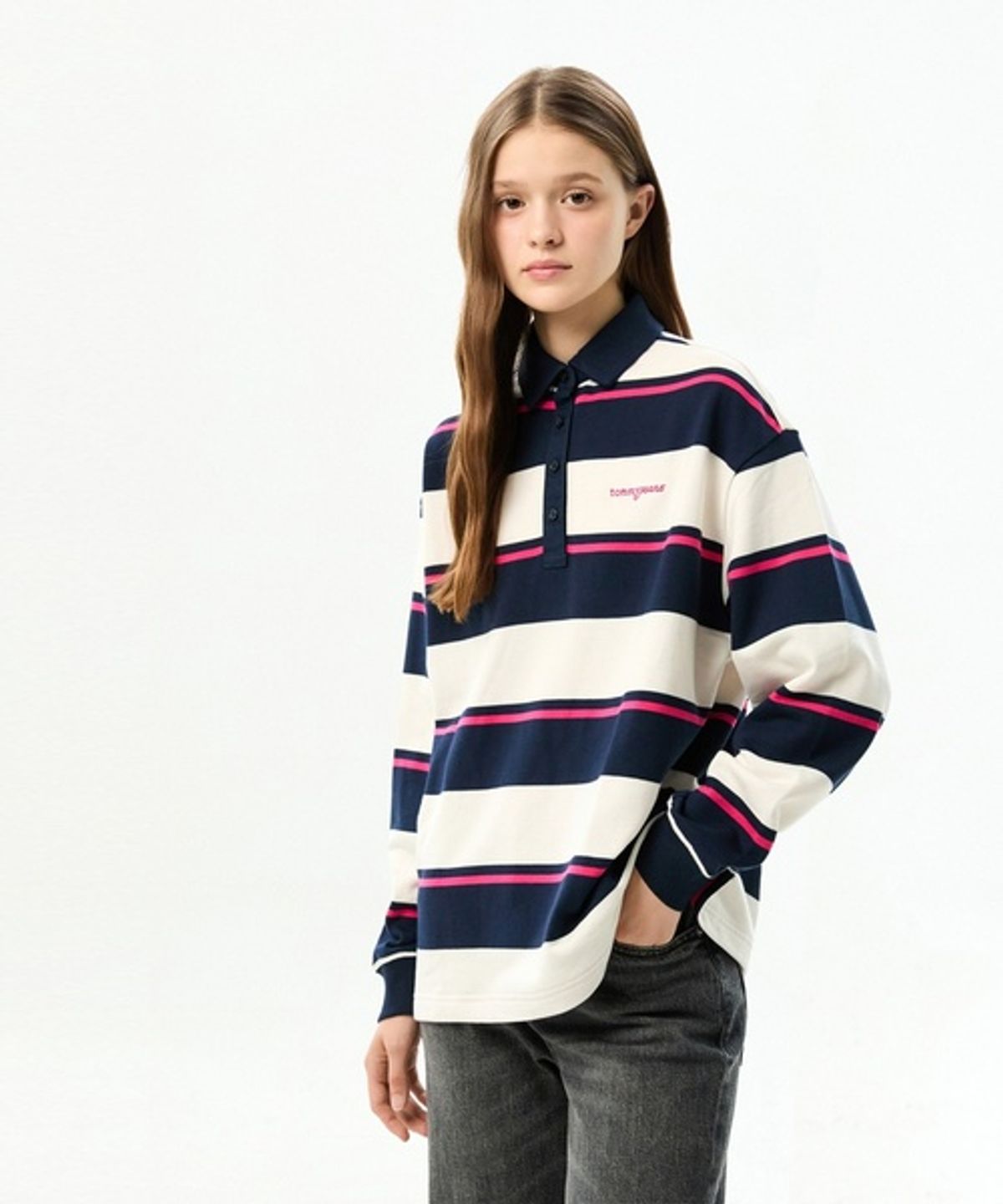 타미진스(TOMMY JEANS) 릴렉스 핏 스크립트 럭비 티셔츠