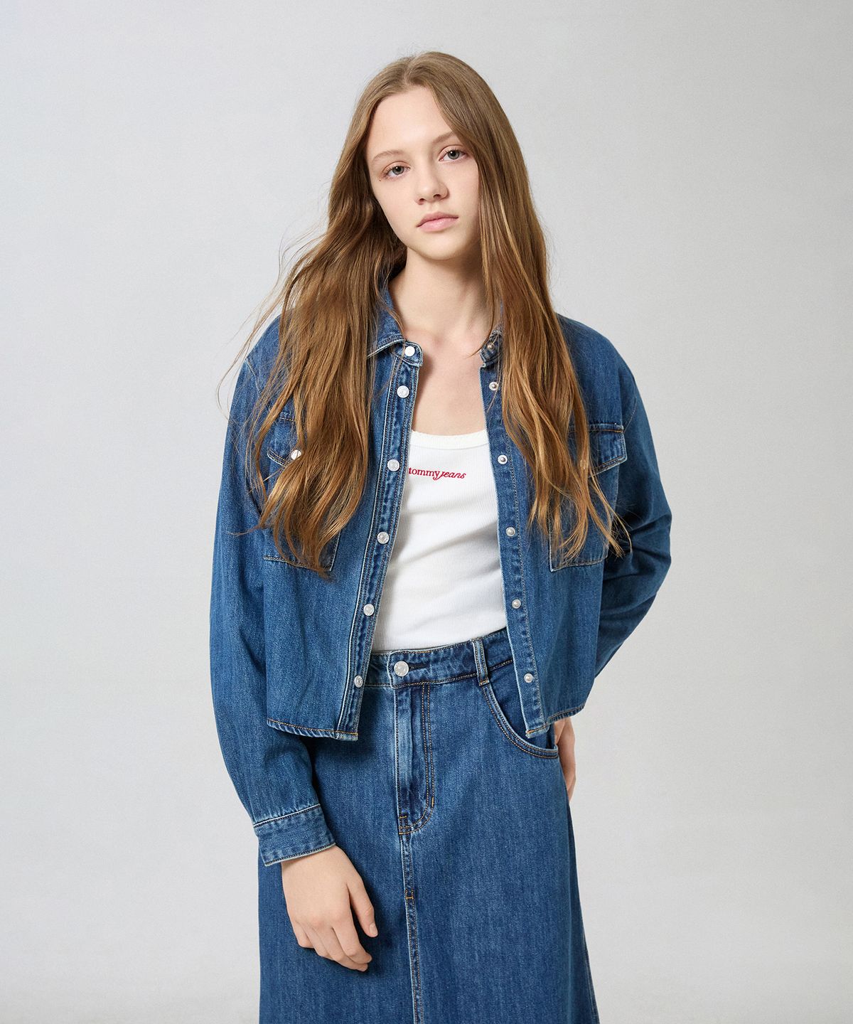 타미진스(TOMMY JEANS) 데님 크롭 포켓 셔츠
