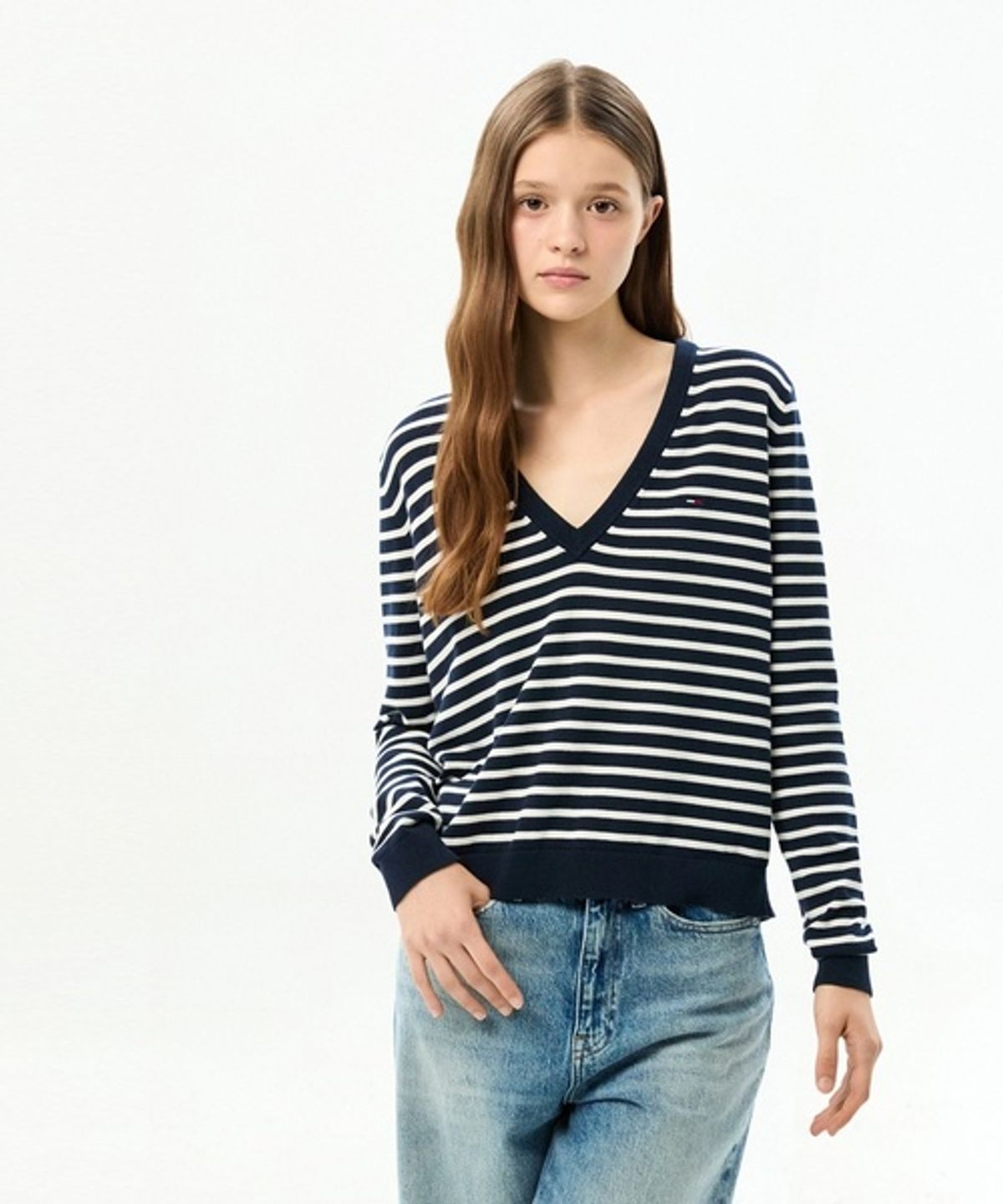 타미진스(TOMMY JEANS) 에센셜 브이넥 스웨터