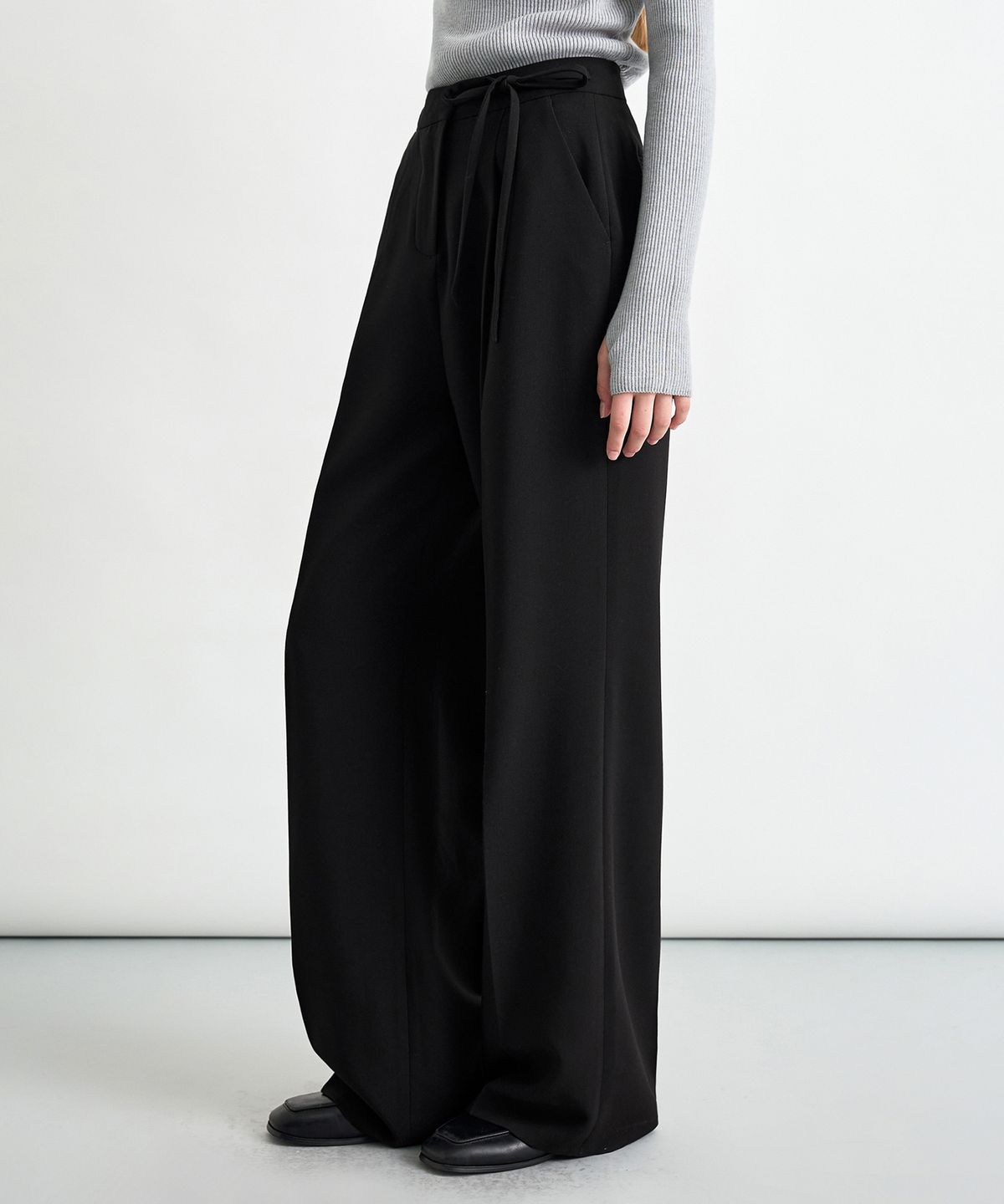 커스텀어클락 우먼(COSTUMEOCLOCK WOMAN) 스트랩 원턱 와이드 슬랙스 블랙 COWPT014BLACK