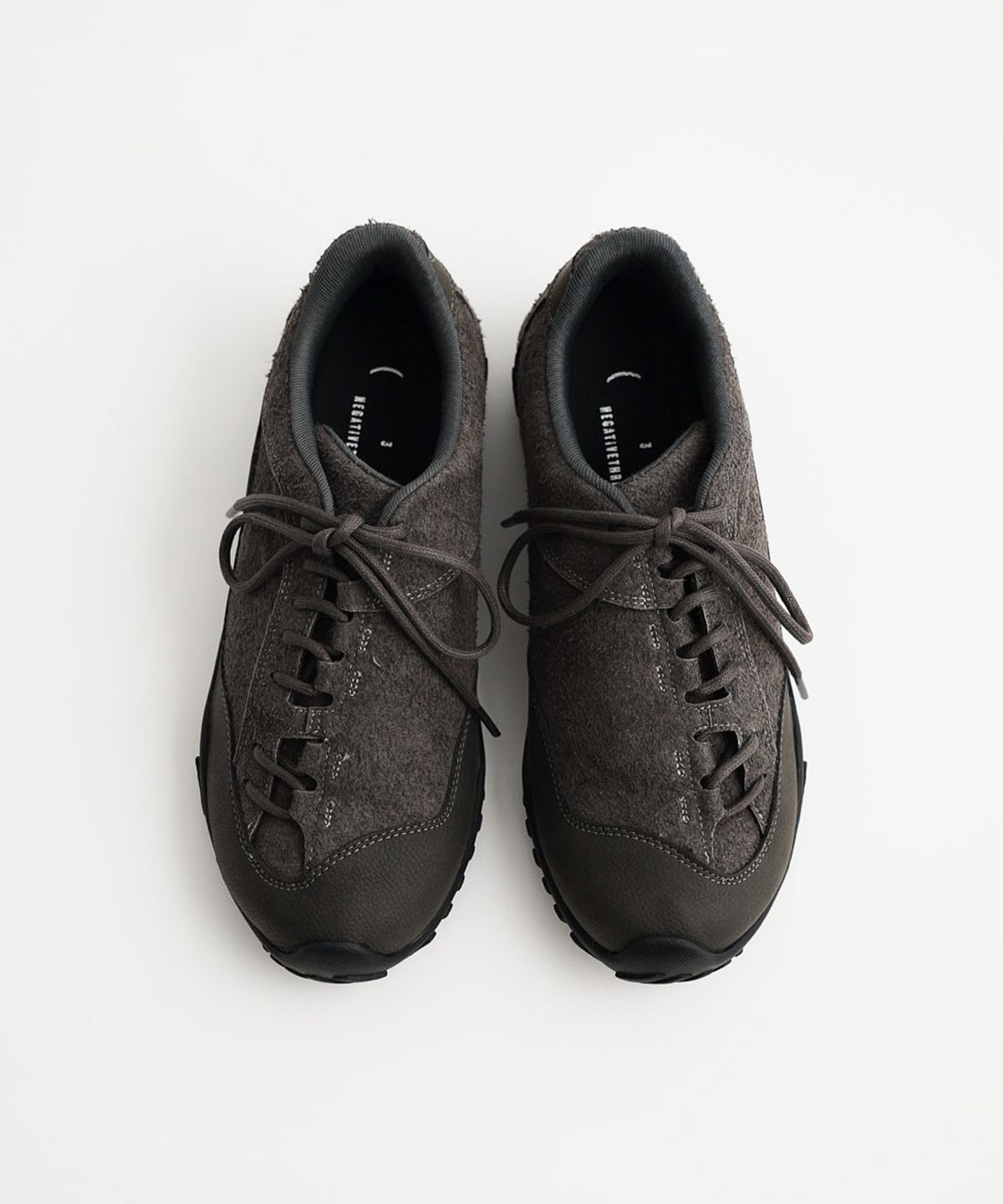 네거티브쓰리(NEGATIVETHREE) Curved Lace No.2 Sneakers_Buffalo Charcoal