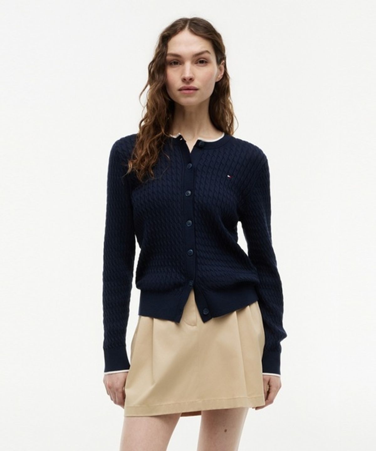 타미힐피거(TOMMY HILFIGER) 로고 케이블 크루넥 니트 가디건 (T22G7KCD050WT1C1G)