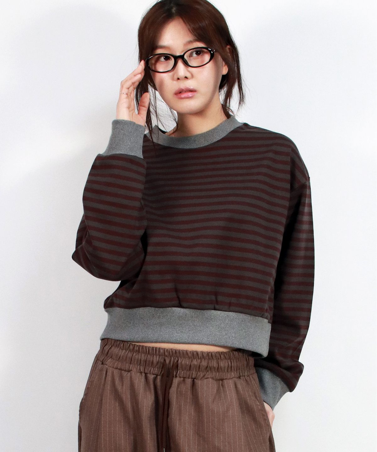 드마크(DEMARC) STRIPE CROP SWEATSHIRT -Burgundy